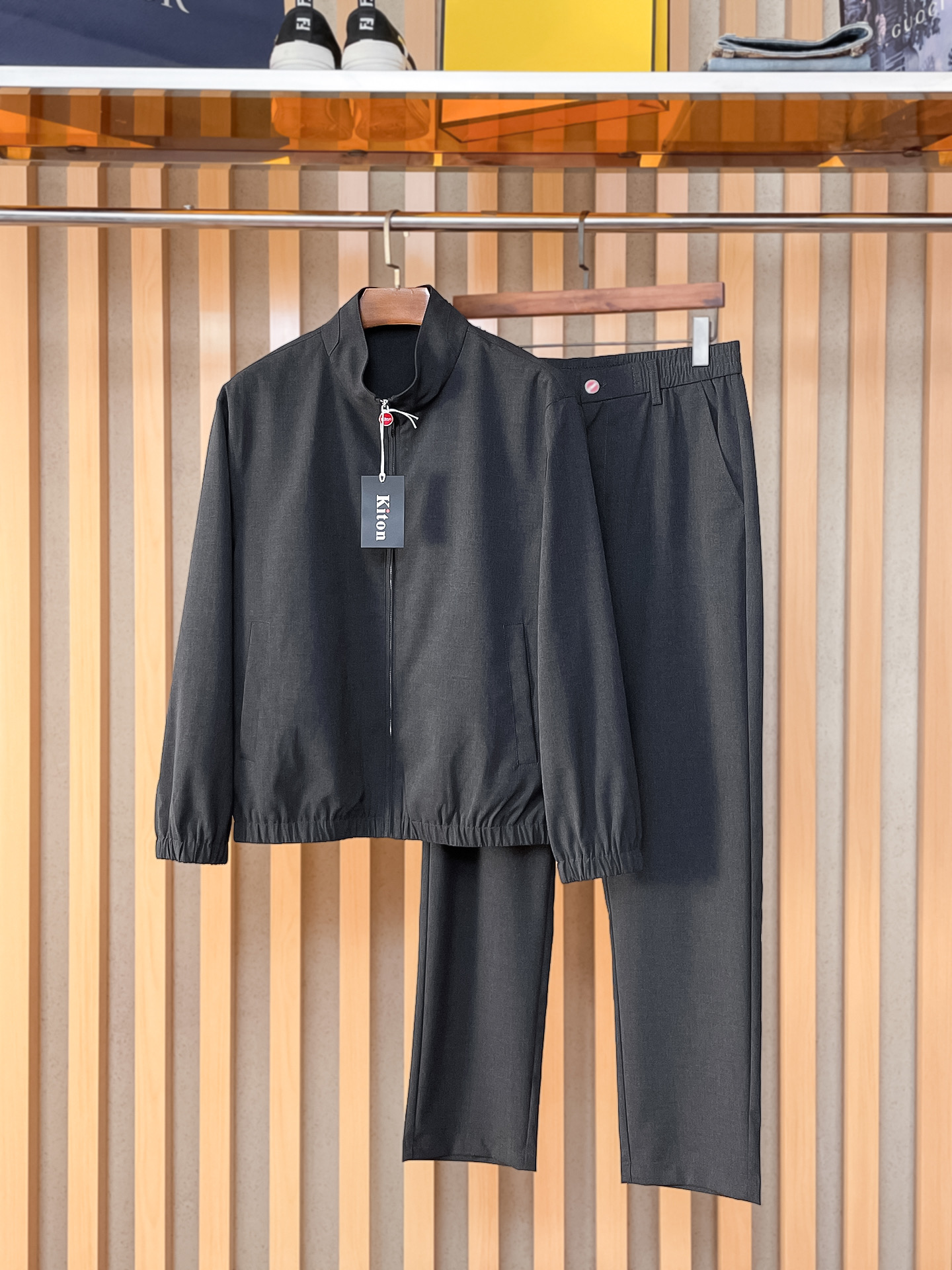 kiton 2025秋冬新款套装 走秀款 定制原版面料 搭配夹克版型设计 非常洋气 版型超好不易褶皱 不