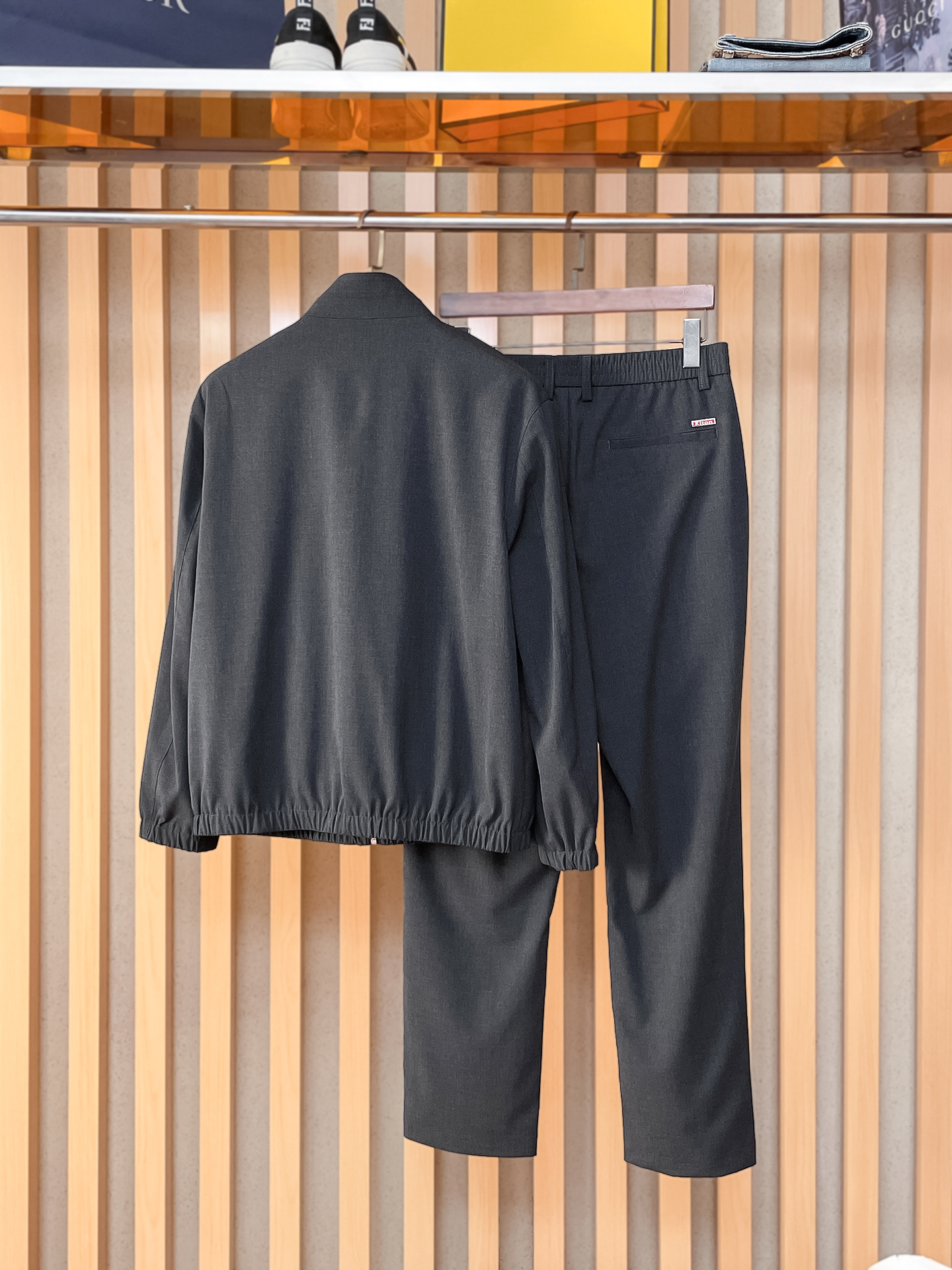 kiton 2025秋冬新款套装 走秀款 定制原版面料 搭配夹克版型设计 非常洋气 版型超好不易褶皱 不