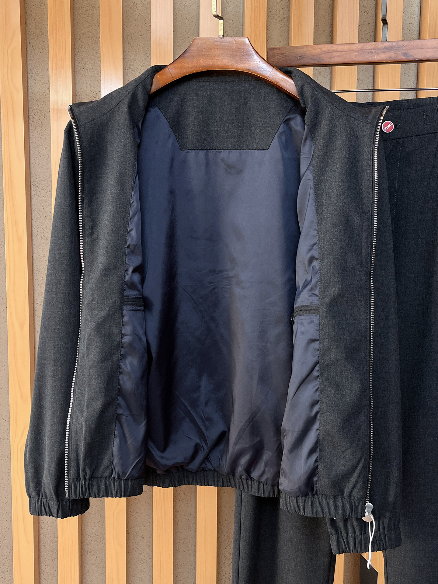 kiton 2025秋冬新款套装 走秀款 定制原版面料 搭配夹克版型设计 非常洋气 版型超好不易褶皱 不