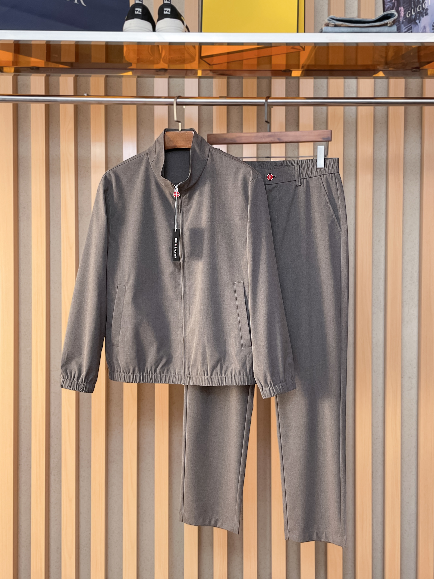 kiton 2025秋冬新款套装 走秀款 定制原版面料 搭配夹克版型设计 非常洋气 版型超好不易褶皱 不