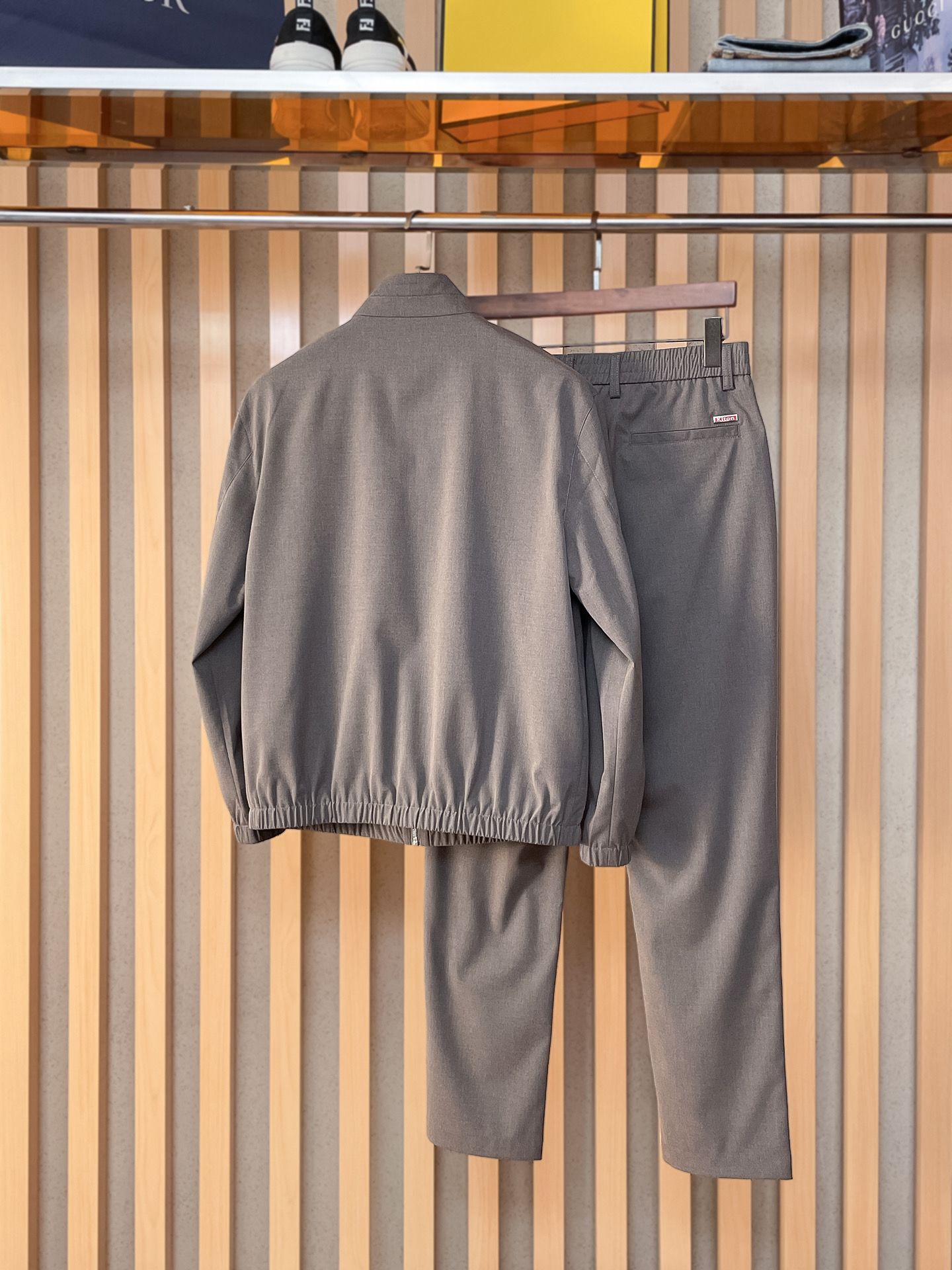 kiton 2025秋冬新款套装 走秀款 定制原版面料 搭配夹克版型设计 非常洋气 版型超好不易褶皱 不