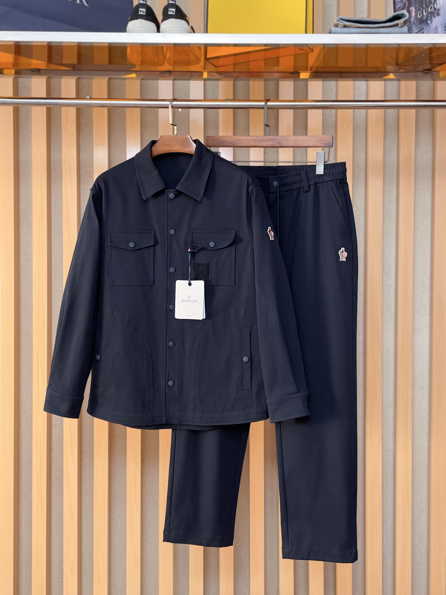 NO:565695,Premium hooded suit, 2025 autumn and winter new suit, catwalk style, customized original denim fabric, matched with jacket style design, very fashionable, super good shape, not easy to wrinkle, no pilling, flawless details, great upper body effect, versatile and fashionable, three colors available!  Size M-3XL.,,jackets & coats,alexander wang19860909精品蒙套装口 2025秋冬新款套装 走秀款 定制原版牛仔面料 搭配夹克版型设计 非常洋气 版型超好不易褶皱 不起球 细节走线完美无瑕疵 上身效果棒棒哒 百搭又不失时尚感 三色可选！码数M-3XL.,,jackets & coats,alexander wang,Men's clothing