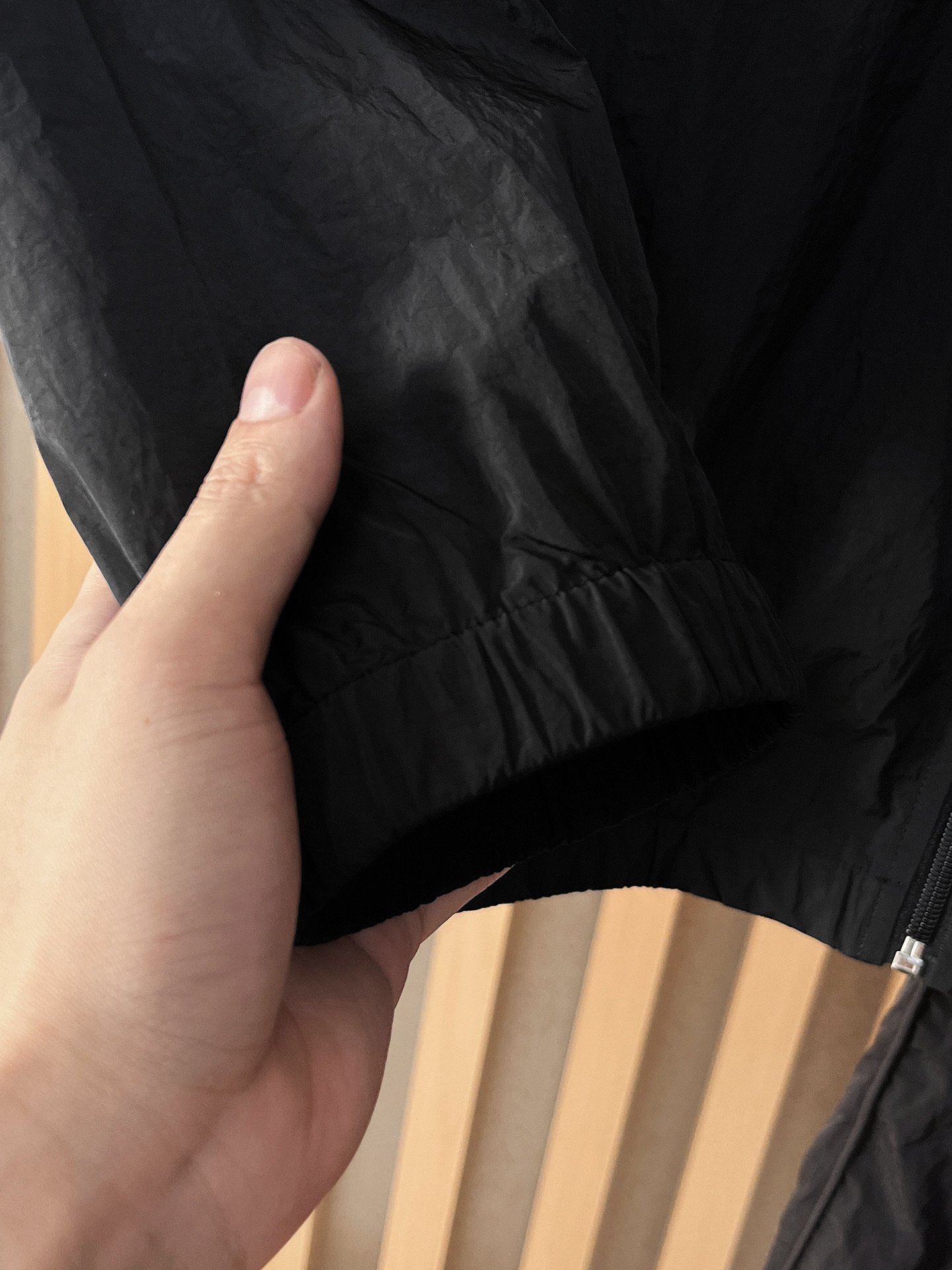 套装普拉达 上新🈺25ss早春运动套装尼龙风衣➕卫裤 现货秒发本款运动衫为轻盈科技面料全幅压印图案，注入