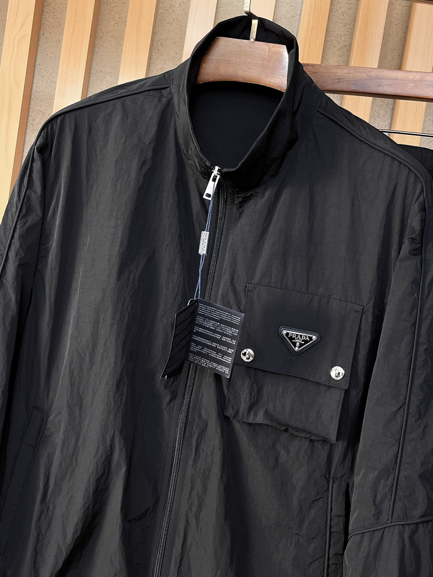 套装普拉达 上新🈺25ss早春运动套装尼龙风衣➕卫裤 现货秒发本款运动衫为轻盈科技面料全幅压印图案，注入