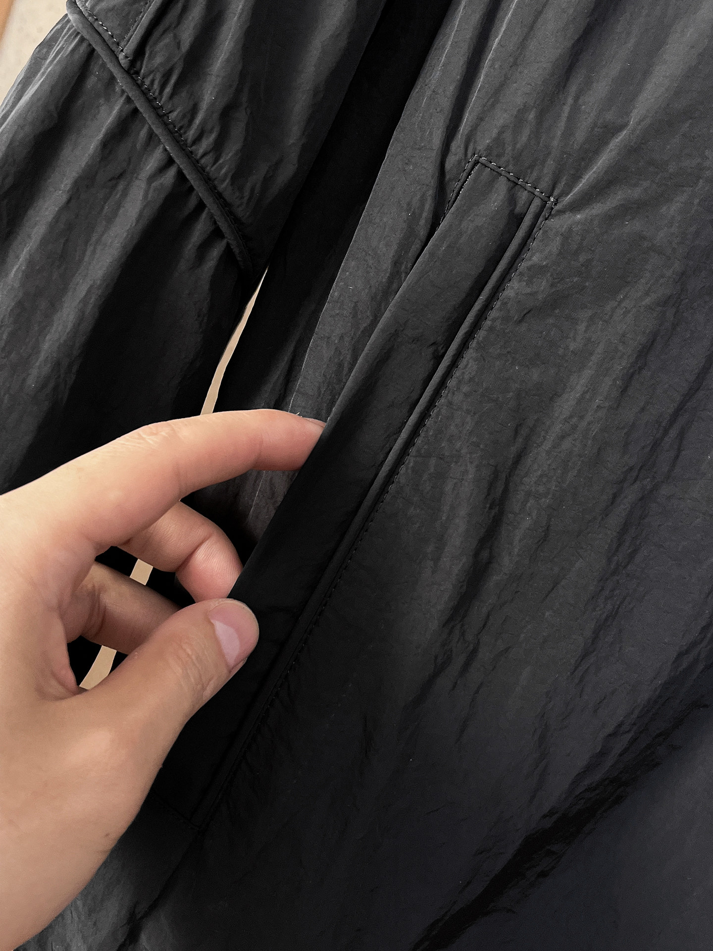 套装普拉达 上新🈺25ss早春运动套装尼龙风衣➕卫裤 现货秒发本款运动衫为轻盈科技面料全幅压印图案，注入