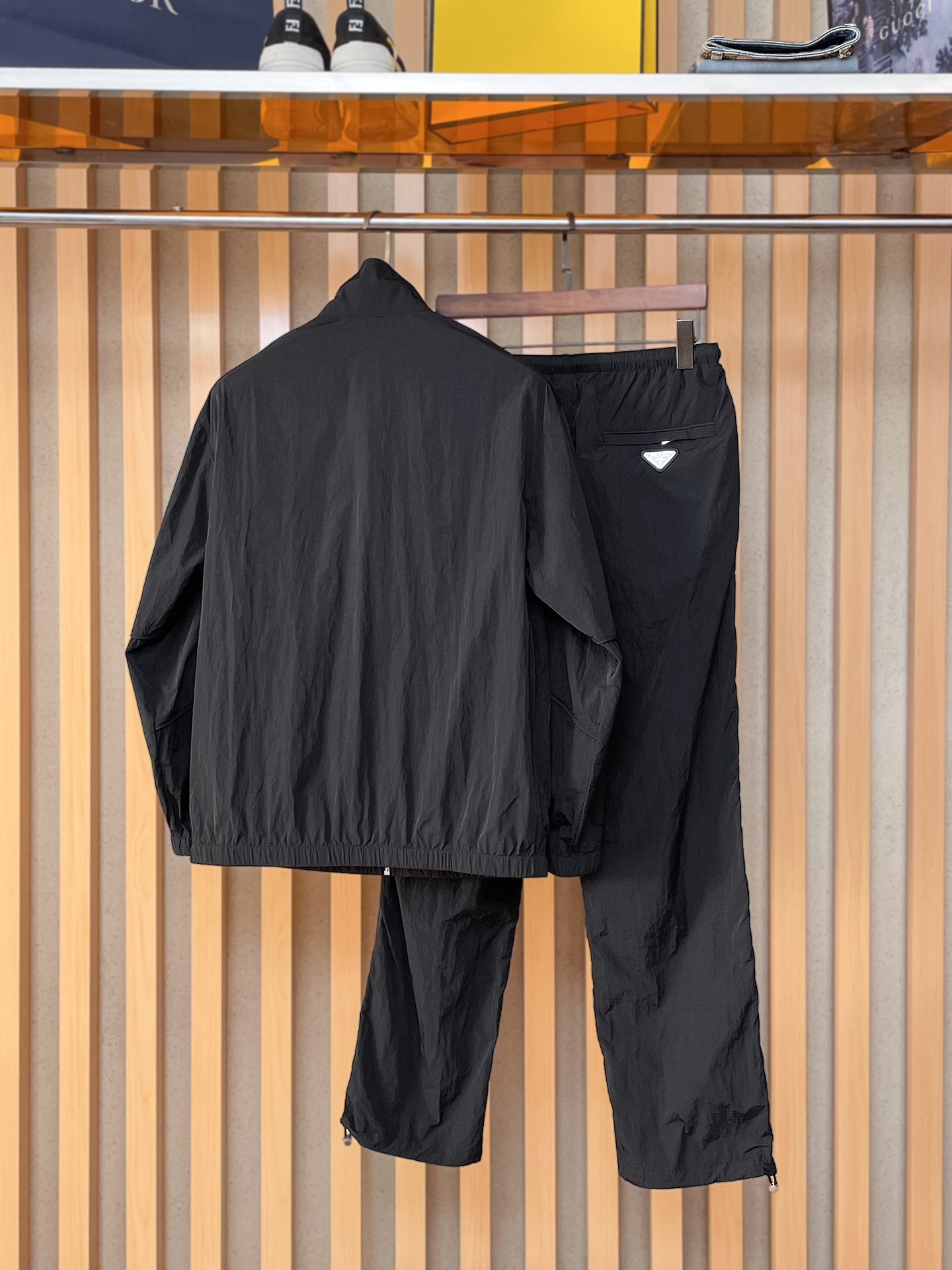 套装普拉达 上新🈺25ss早春运动套装尼龙风衣➕卫裤 现货秒发本款运动衫为轻盈科技面料全幅压印图案，注入