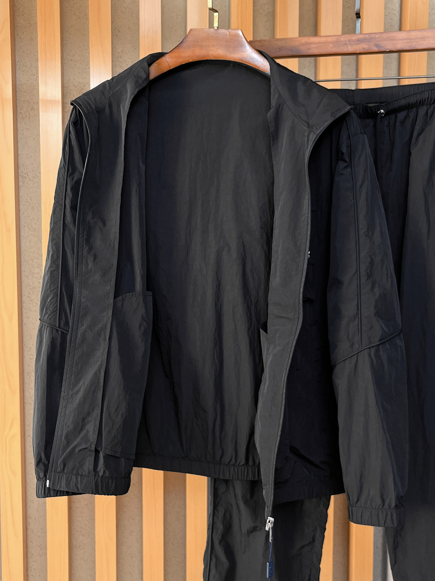 套装普拉达 上新🈺25ss早春运动套装尼龙风衣➕卫裤 现货秒发本款运动衫为轻盈科技面料全幅压印图案，注入