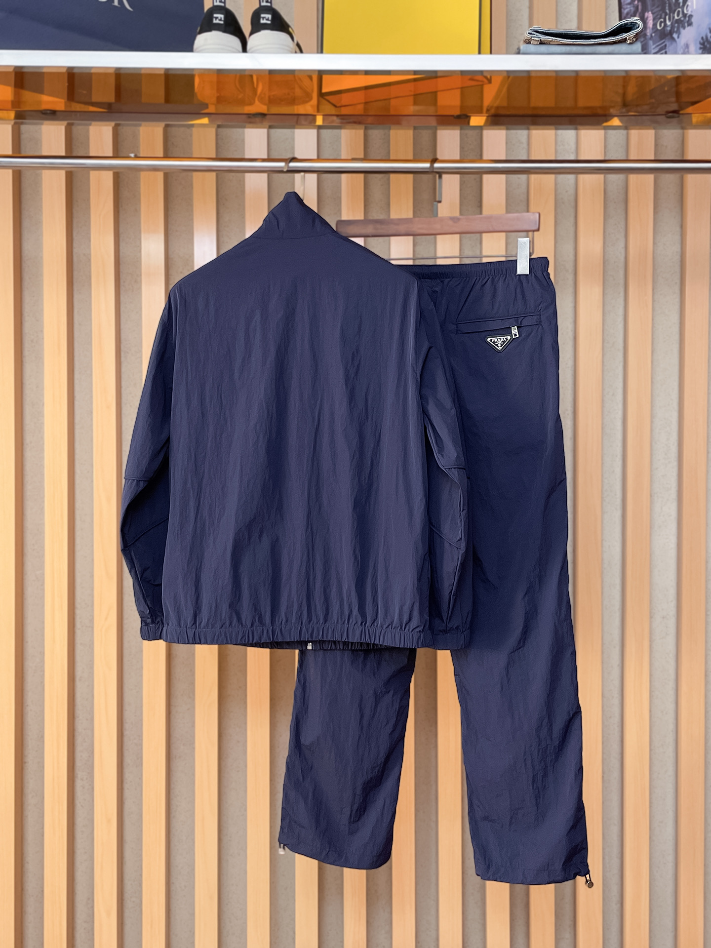 套装普拉达 上新🈺25ss早春运动套装尼龙风衣➕卫裤 现货秒发本款运动衫为轻盈科技面料全幅压印图案，注入