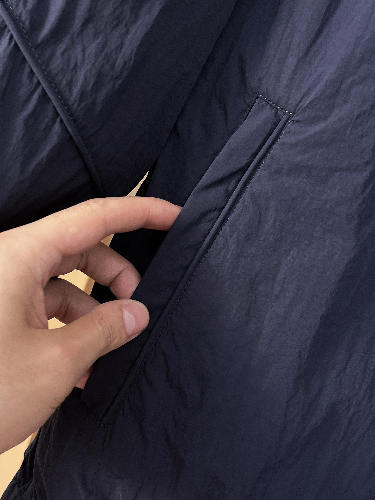 套装普拉达 上新🈺25ss早春运动套装尼龙风衣➕卫裤 现货秒发本款运动衫为轻盈科技面料全幅压印图案，注入