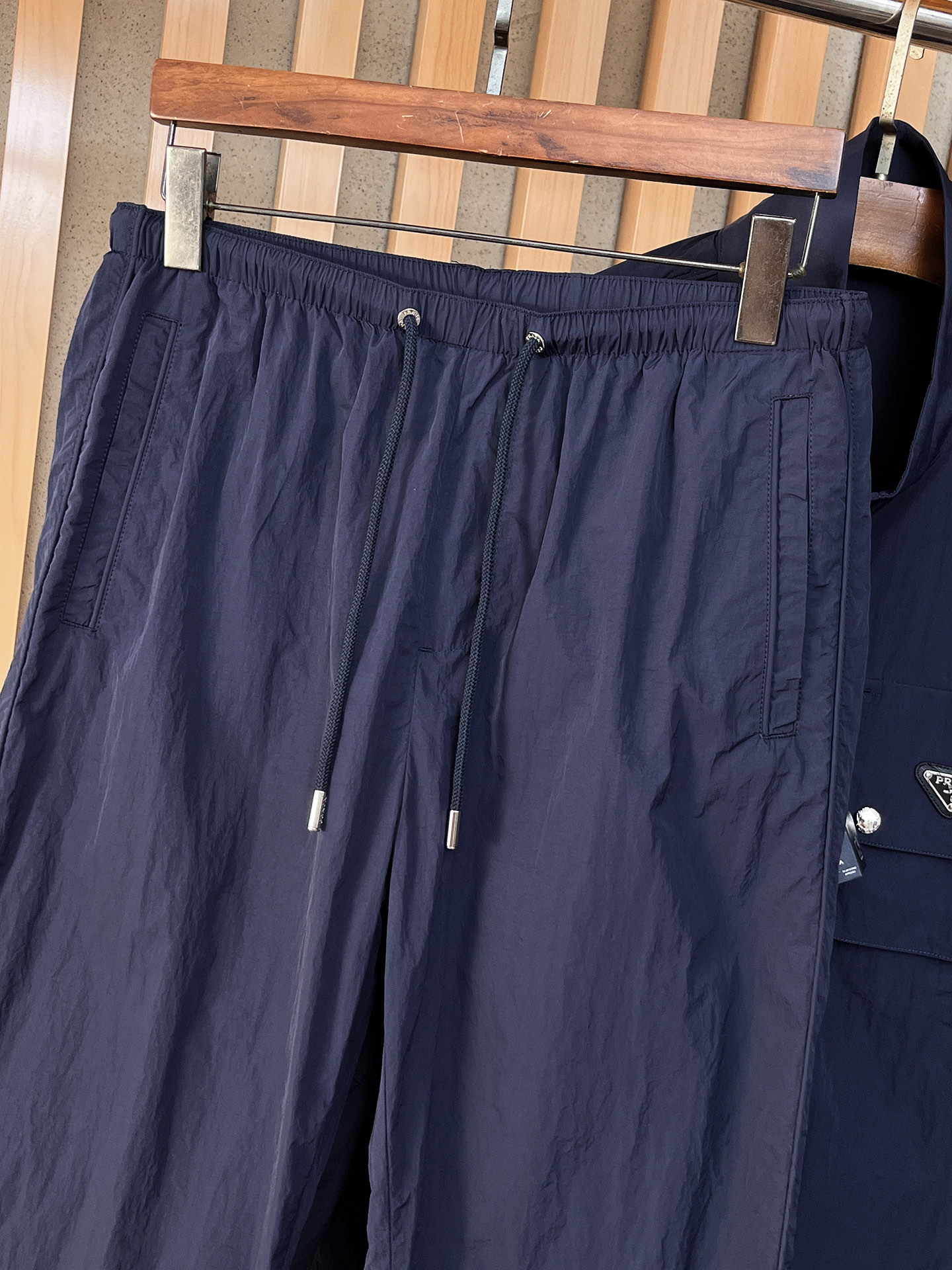 套装普拉达 上新🈺25ss早春运动套装尼龙风衣➕卫裤 现货秒发本款运动衫为轻盈科技面料全幅压印图案，注入