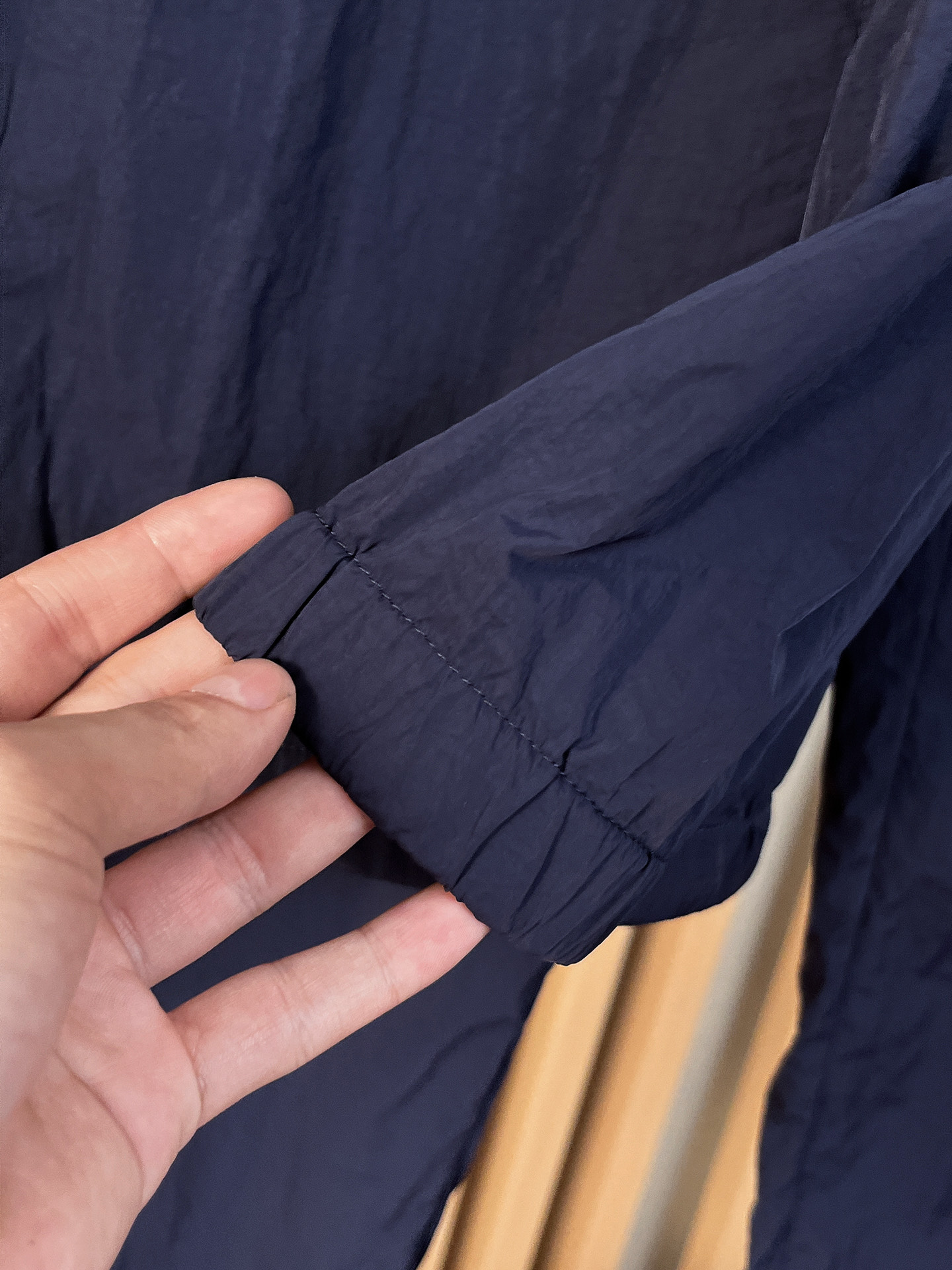 套装普拉达 上新🈺25ss早春运动套装尼龙风衣➕卫裤 现货秒发本款运动衫为轻盈科技面料全幅压印图案，注入