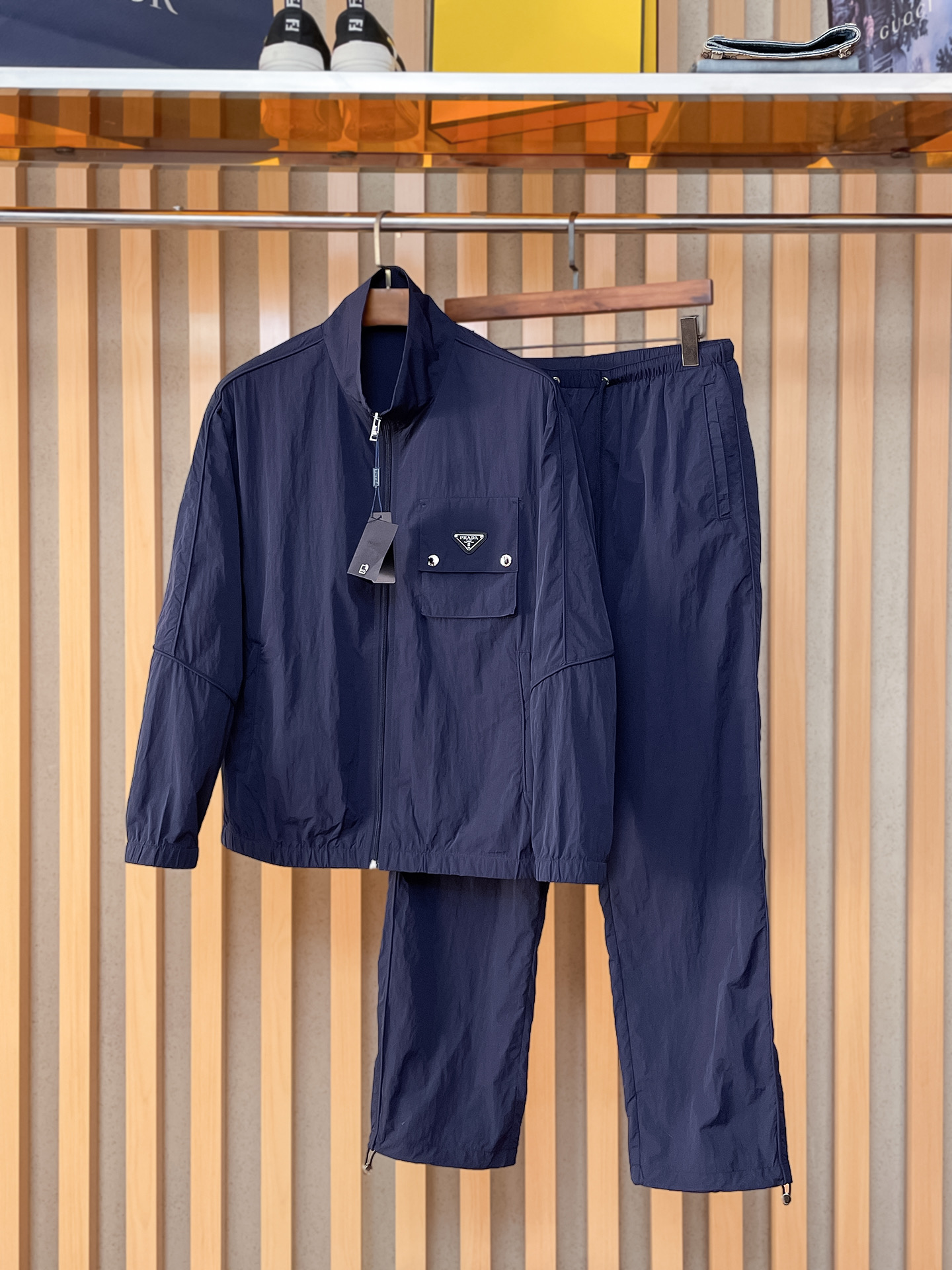 套装普拉达 上新🈺25ss早春运动套装尼龙风衣➕卫裤 现货秒发本款运动衫为轻盈科技面料全幅压印图案，注入