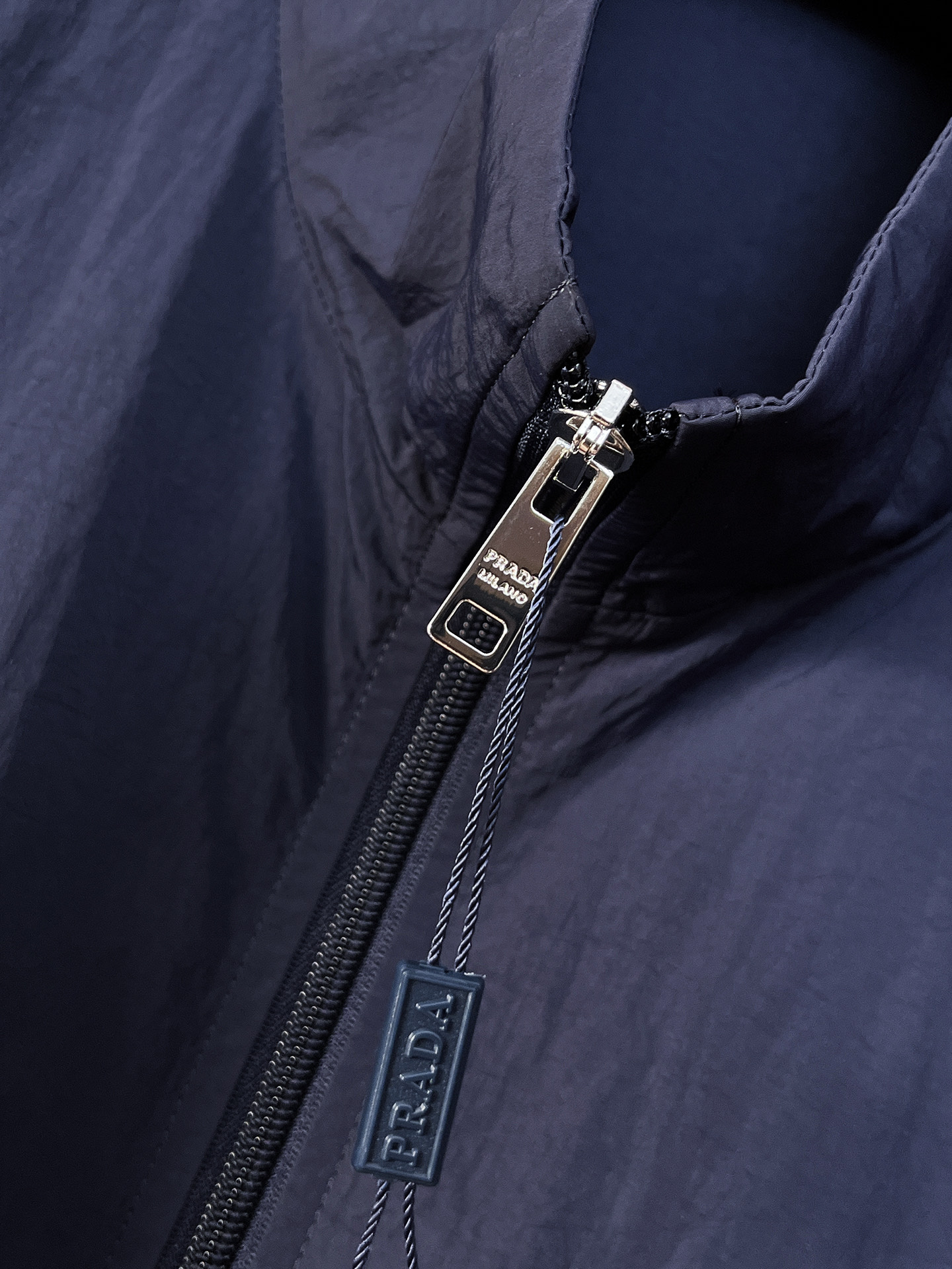 套装普拉达 上新🈺25ss早春运动套装尼龙风衣➕卫裤 现货秒发本款运动衫为轻盈科技面料全幅压印图案，注入