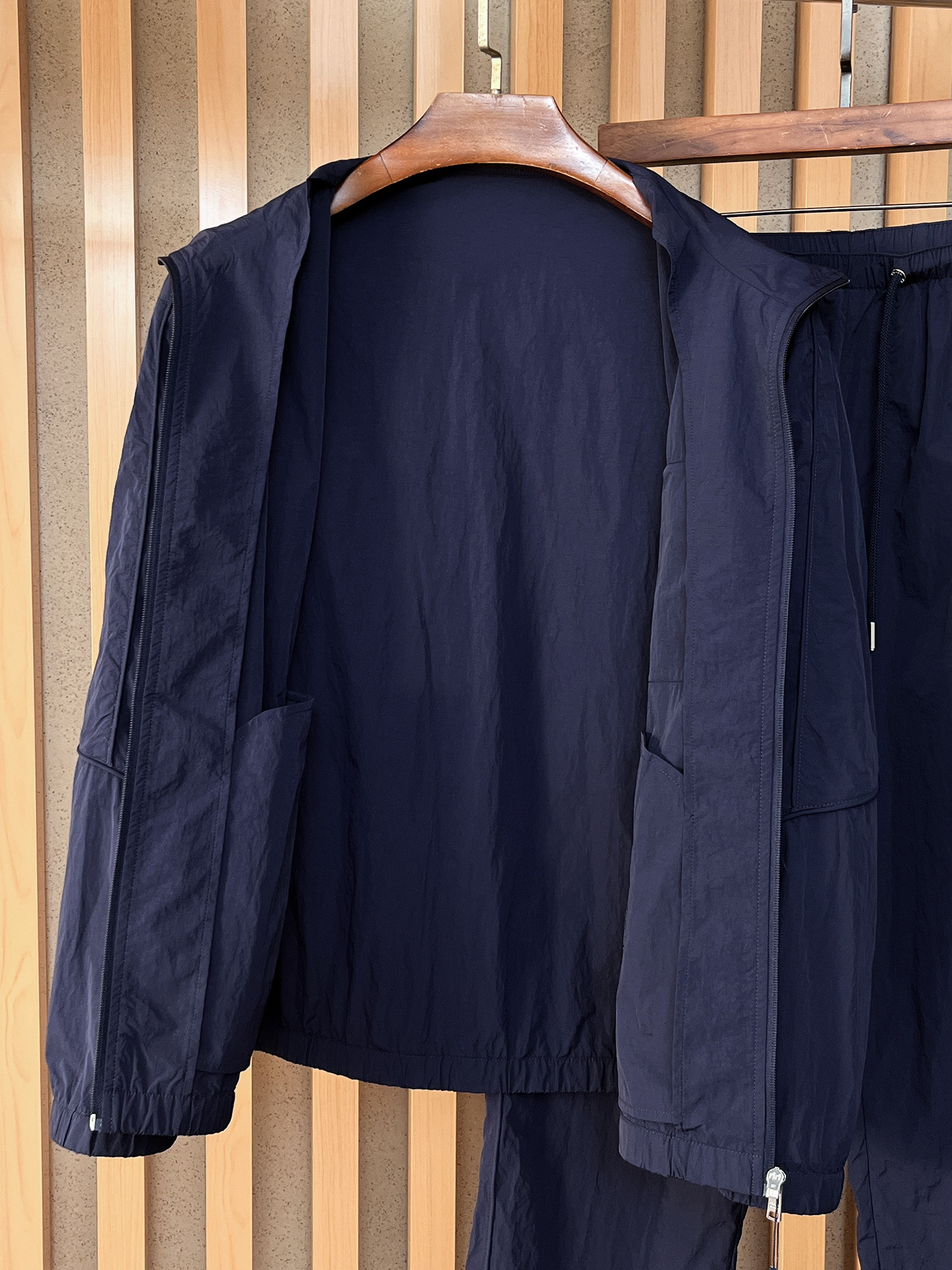 套装普拉达 上新🈺25ss早春运动套装尼龙风衣➕卫裤 现货秒发本款运动衫为轻盈科技面料全幅压印图案，注入