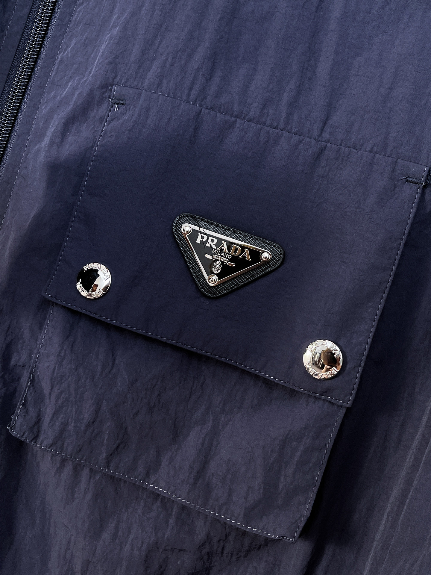 套装普拉达 上新🈺25ss早春运动套装尼龙风衣➕卫裤 现货秒发本款运动衫为轻盈科技面料全幅压印图案，注入