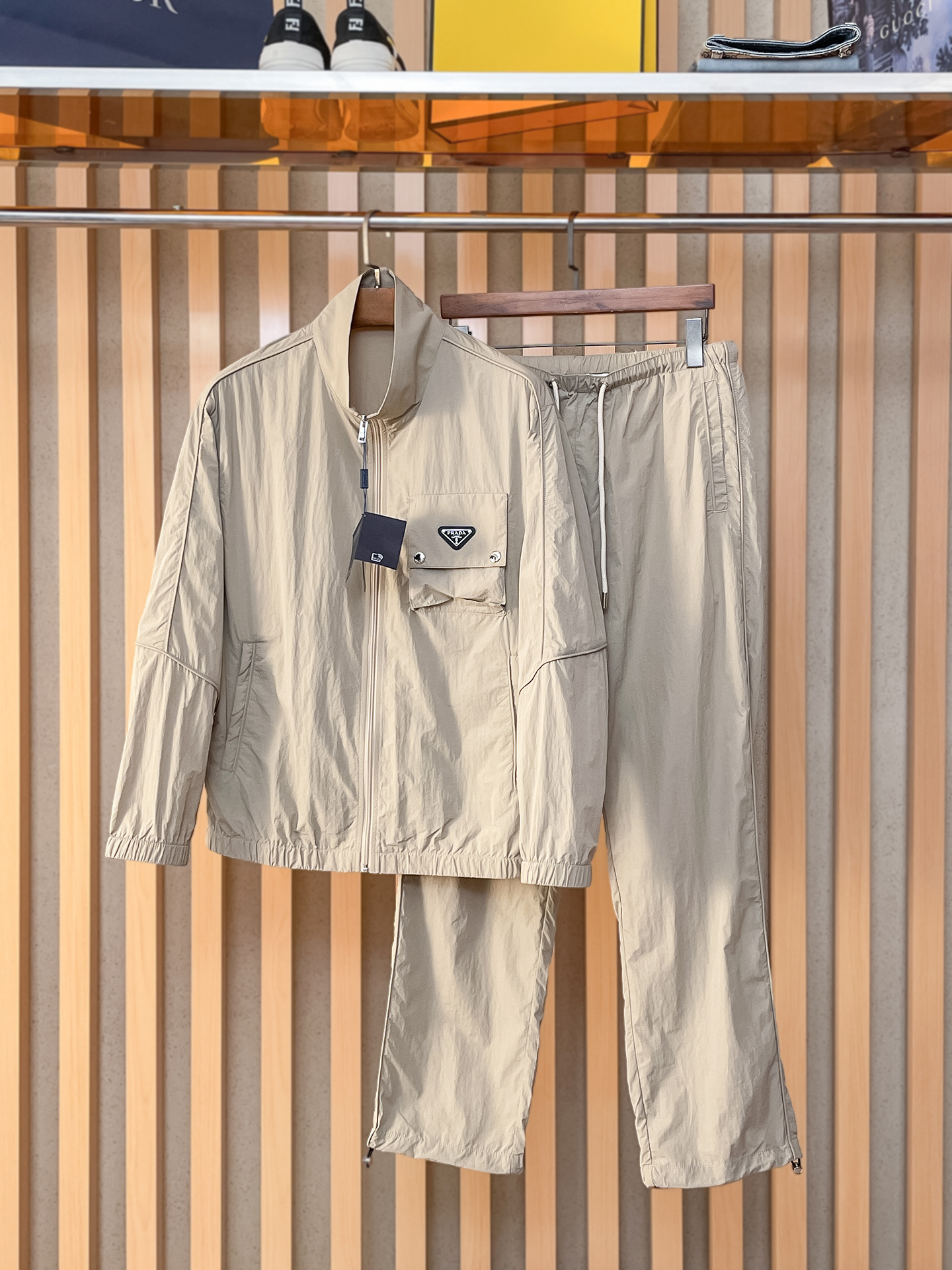 套装普拉达 上新🈺25ss早春运动套装尼龙风衣➕卫裤 现货秒发本款运动衫为轻盈科技面料全幅压印图案，注入