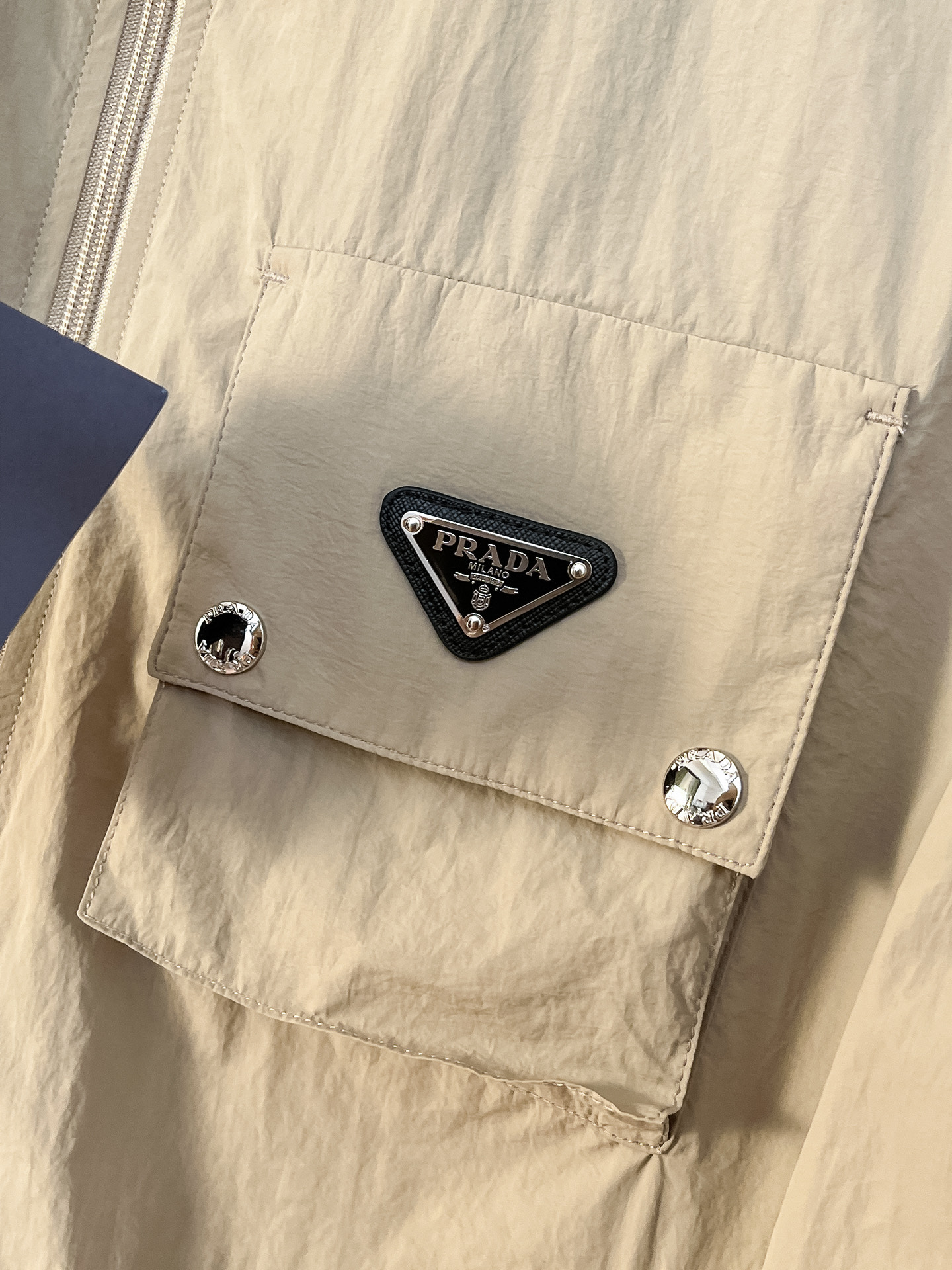 套装普拉达 上新🈺25ss早春运动套装尼龙风衣➕卫裤 现货秒发本款运动衫为轻盈科技面料全幅压印图案，注入