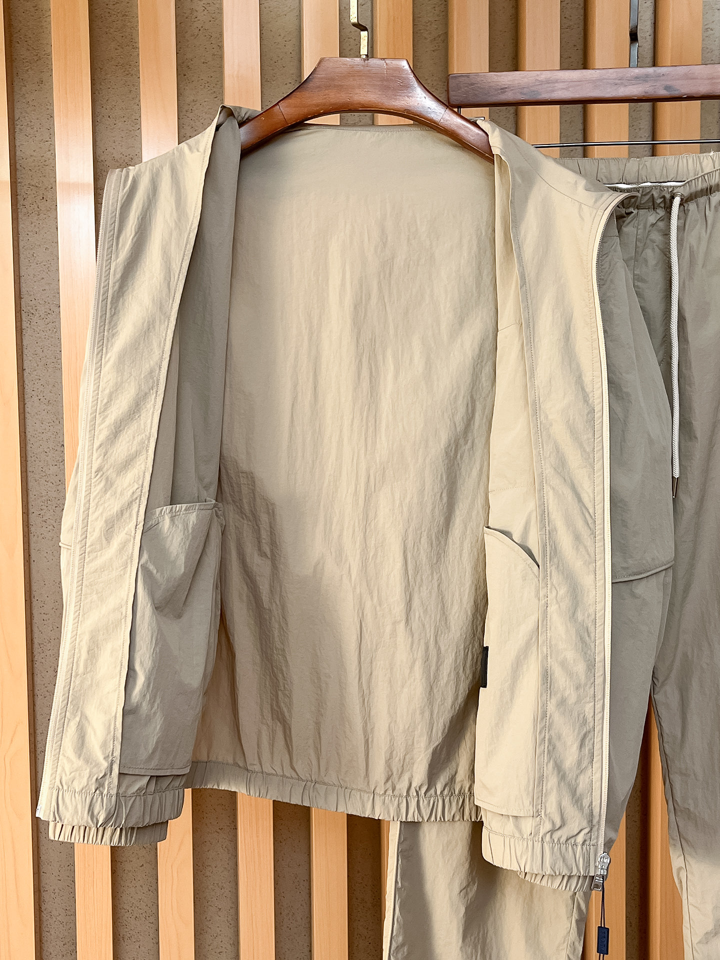 套装普拉达 上新🈺25ss早春运动套装尼龙风衣➕卫裤 现货秒发本款运动衫为轻盈科技面料全幅压印图案，注入