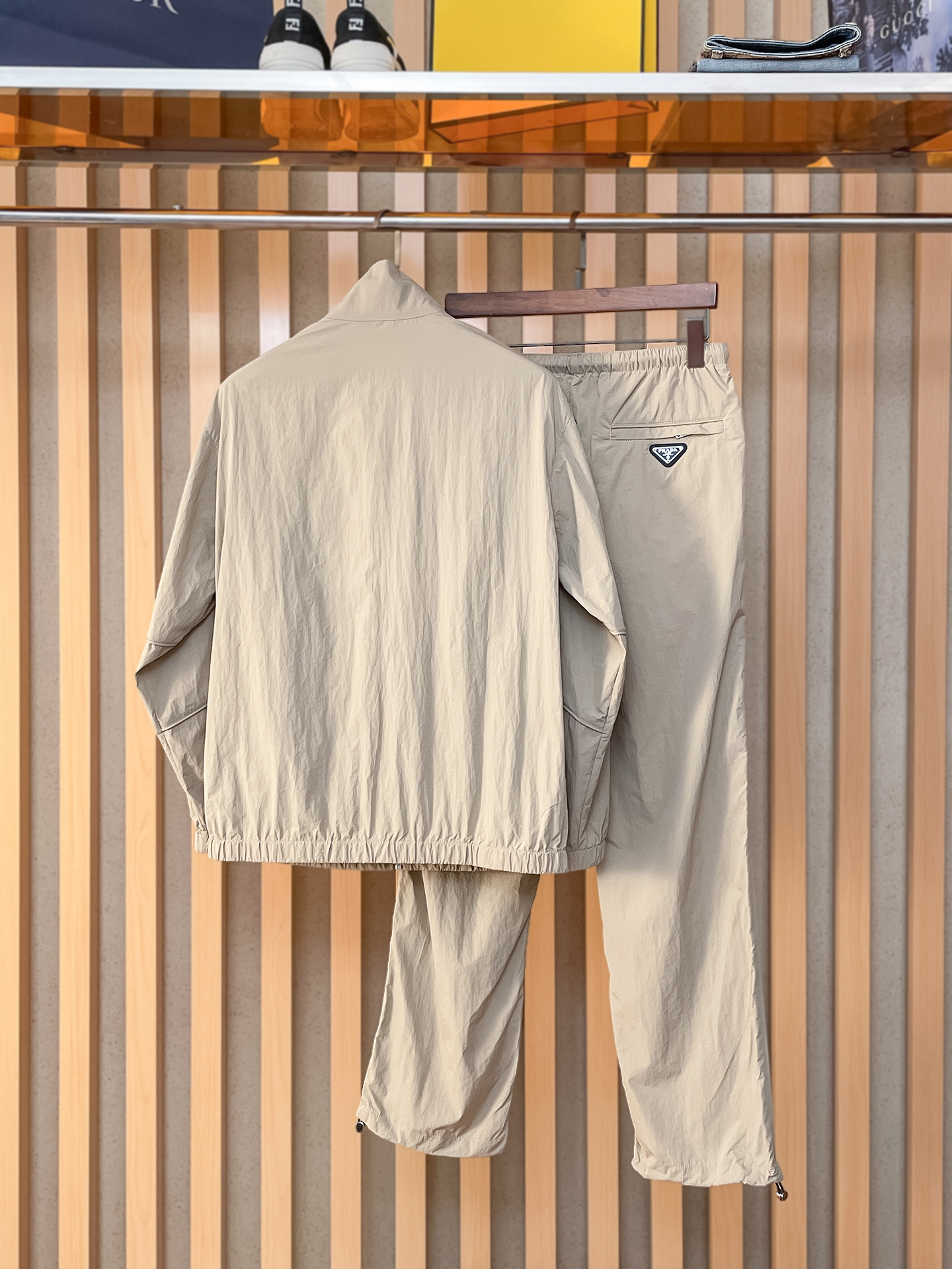 套装普拉达 上新🈺25ss早春运动套装尼龙风衣➕卫裤 现货秒发本款运动衫为轻盈科技面料全幅压印图案，注入