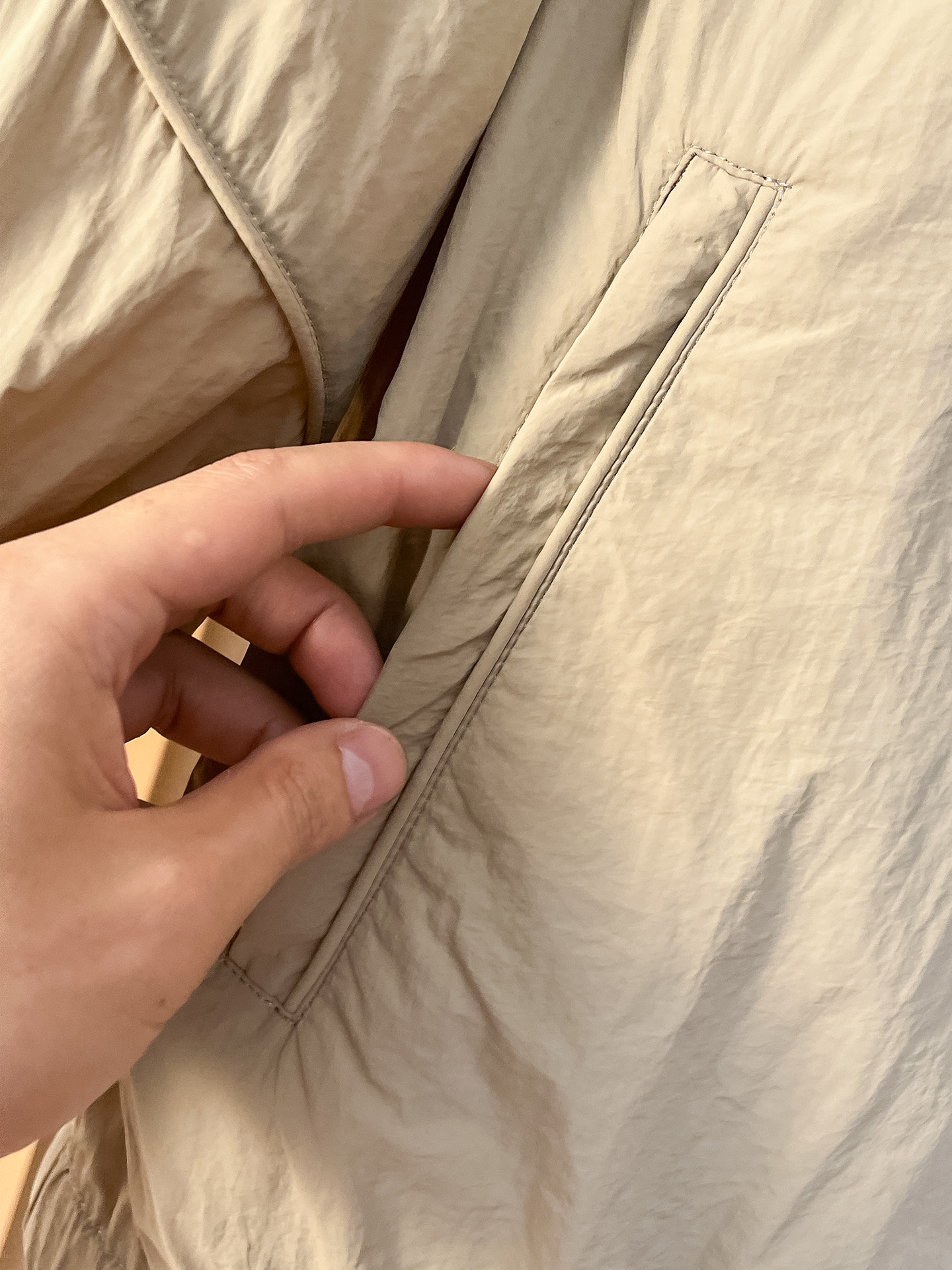 套装普拉达 上新🈺25ss早春运动套装尼龙风衣➕卫裤 现货秒发本款运动衫为轻盈科技面料全幅压印图案，注入