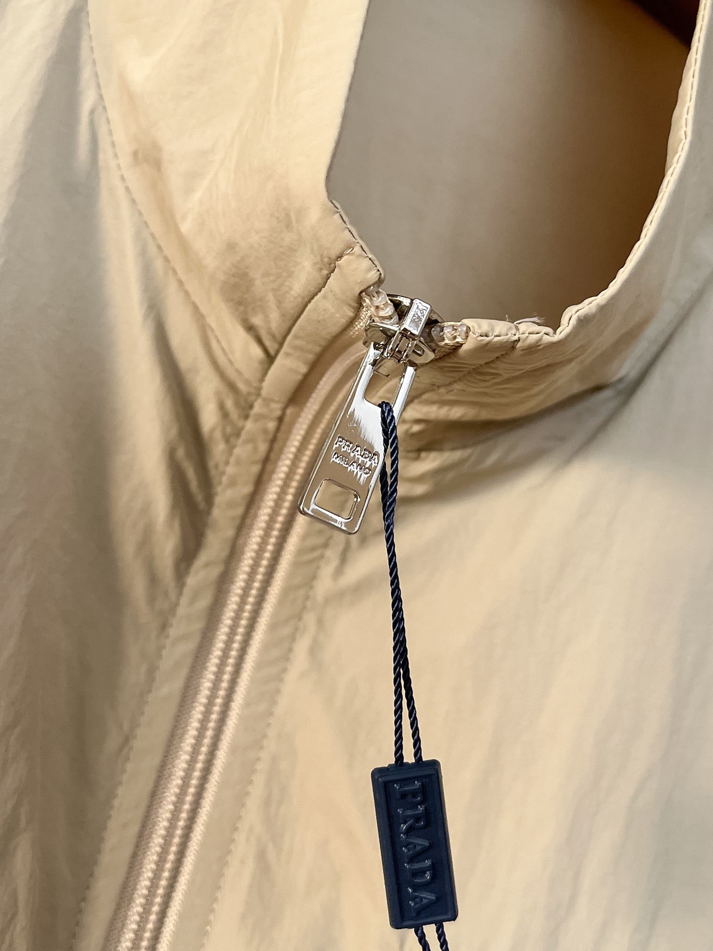 套装普拉达 上新🈺25ss早春运动套装尼龙风衣➕卫裤 现货秒发本款运动衫为轻盈科技面料全幅压印图案，注入