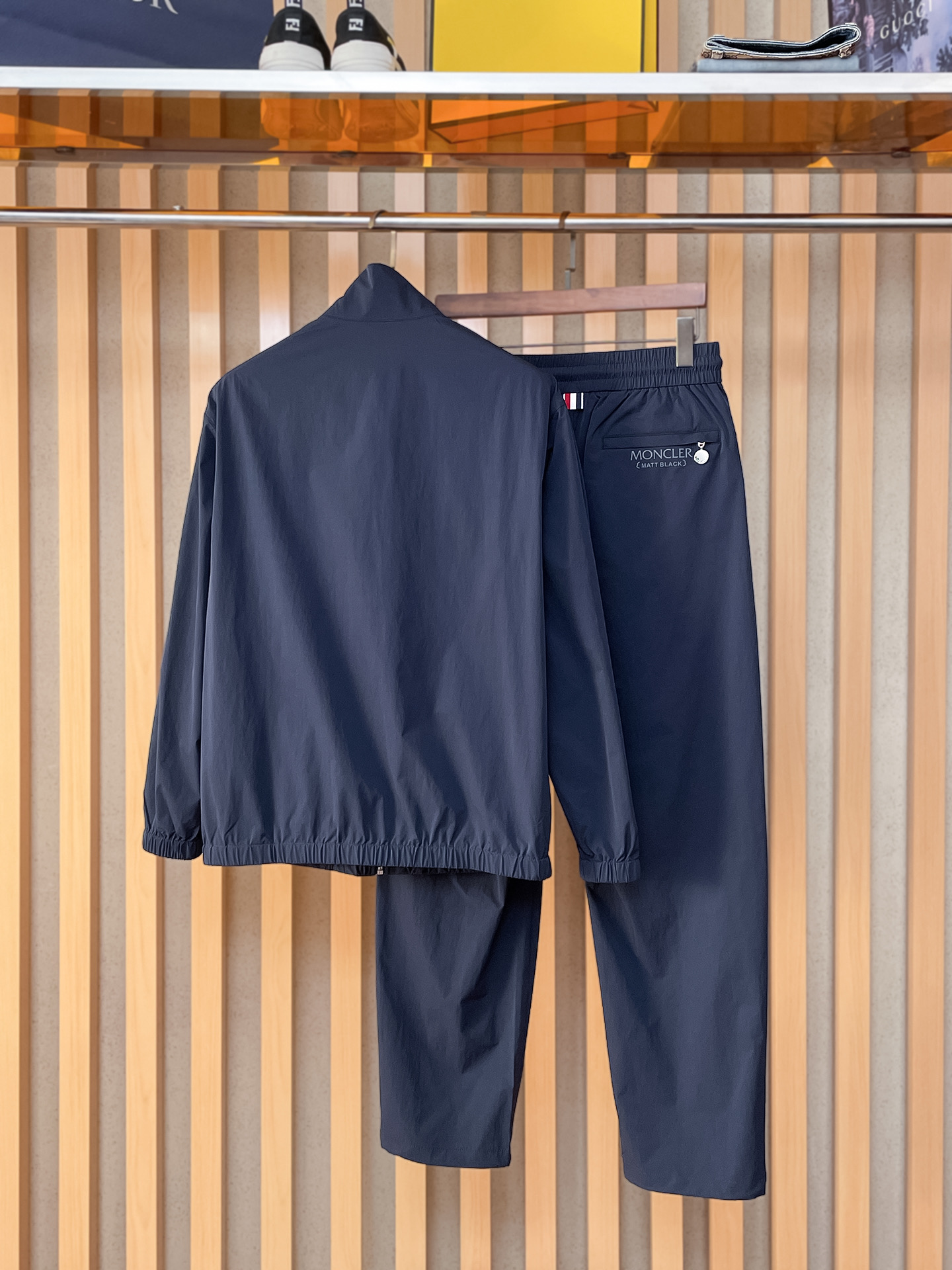 套装蒙口 上新🈺25ss运动套装尼龙风衣➕卫裤 现货秒发本款运动衫为轻盈科技面料全幅压印图案，注入动感气