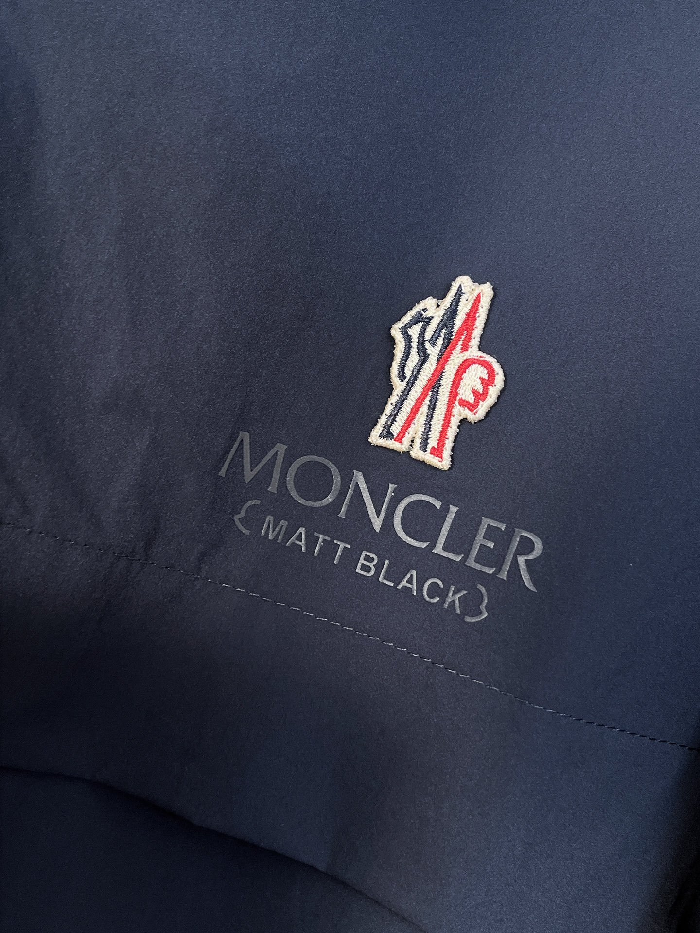 套装蒙口 上新🈺25ss运动套装尼龙风衣➕卫裤 现货秒发本款运动衫为轻盈科技面料全幅压印图案，注入动感气