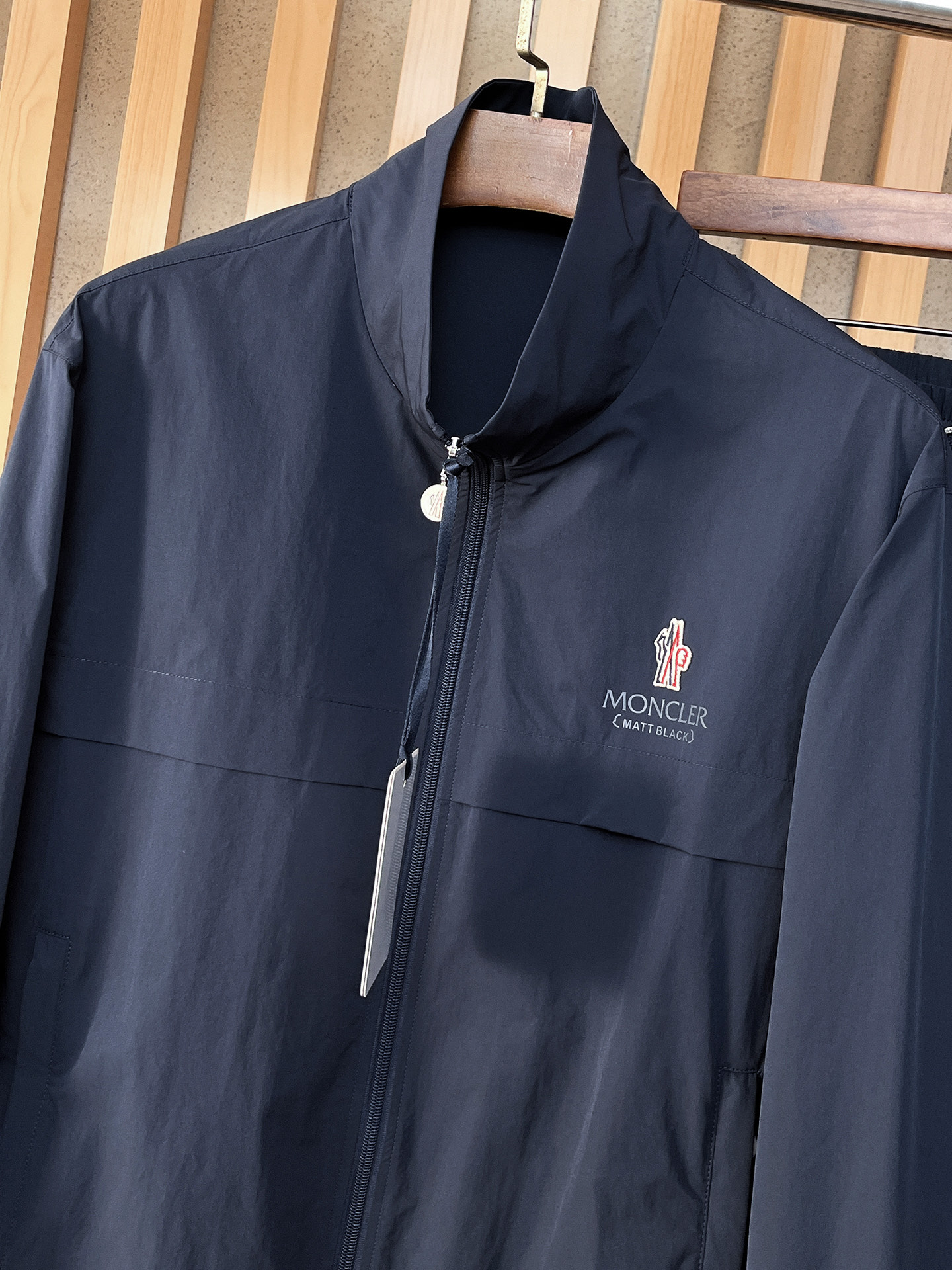 套装蒙口 上新🈺25ss运动套装尼龙风衣➕卫裤 现货秒发本款运动衫为轻盈科技面料全幅压印图案，注入动感气