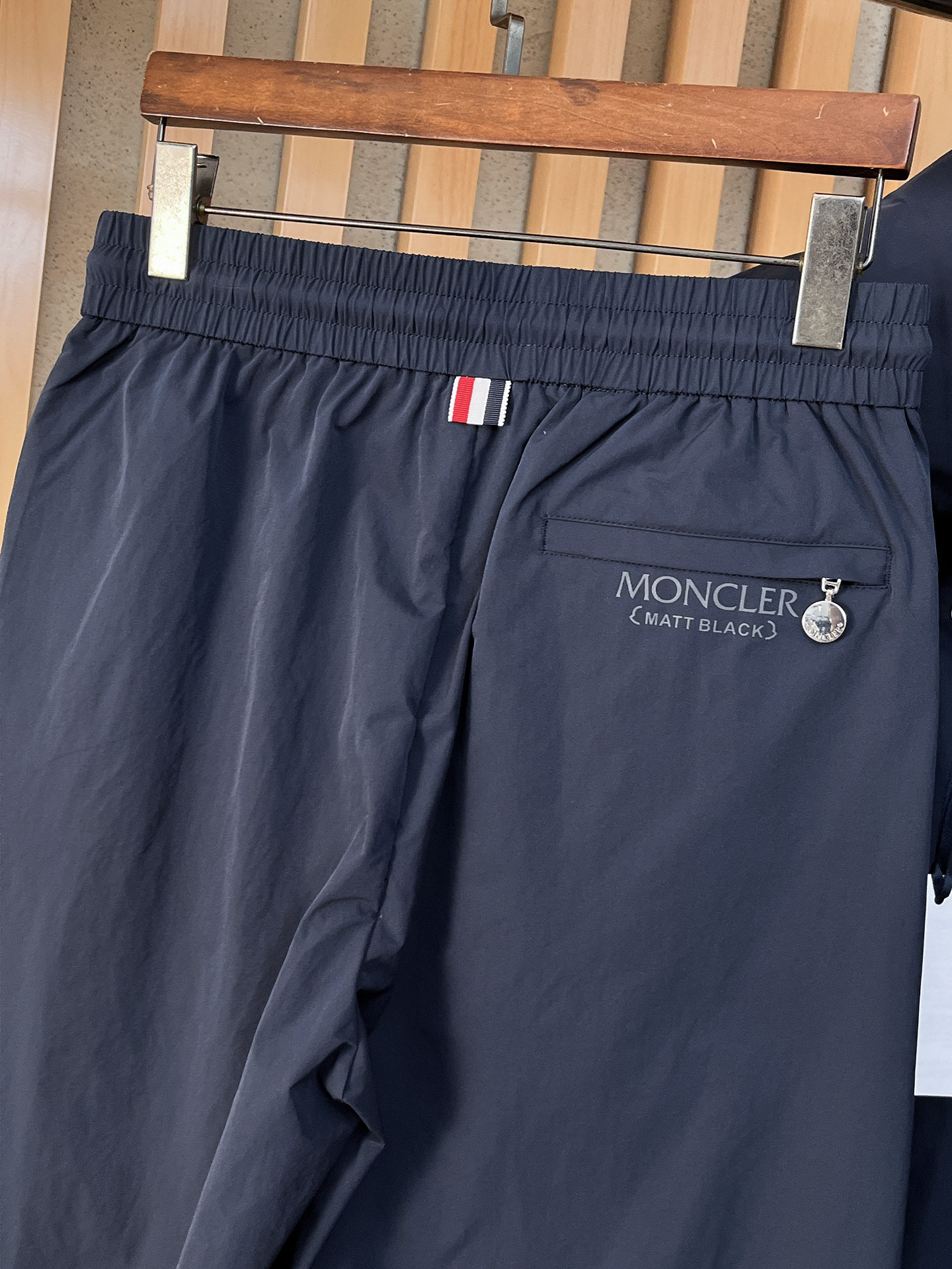 套装蒙口 上新🈺25ss运动套装尼龙风衣➕卫裤 现货秒发本款运动衫为轻盈科技面料全幅压印图案，注入动感气