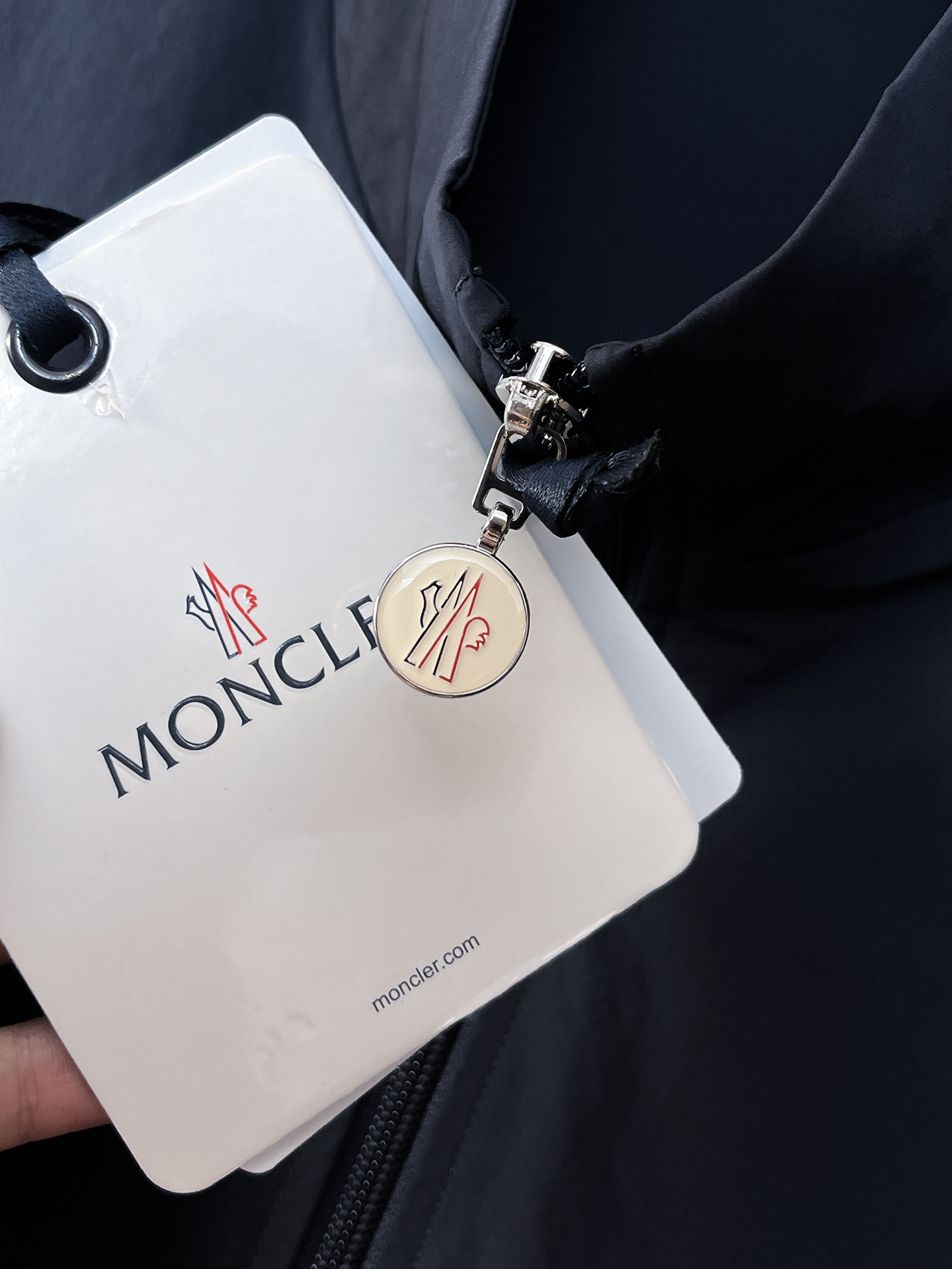 套装蒙口 上新🈺25ss运动套装尼龙风衣➕卫裤 现货秒发本款运动衫为轻盈科技面料全幅压印图案，注入动感气