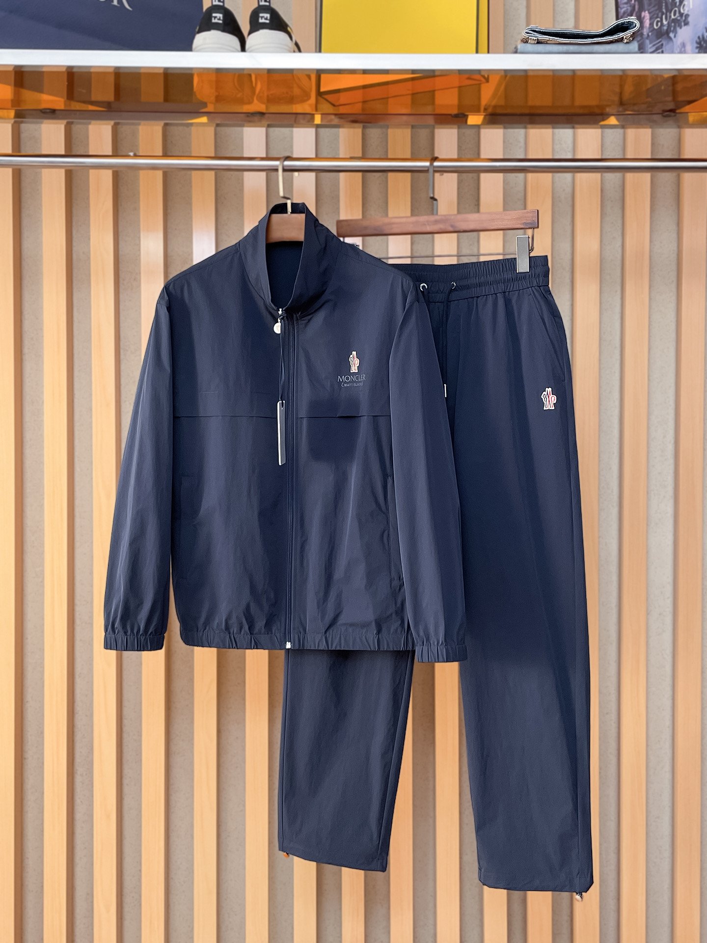 套装蒙口 上新🈺25ss运动套装尼龙风衣➕卫裤 现货秒发本款运动衫为轻盈科技面料全幅压印图案，注入动感气