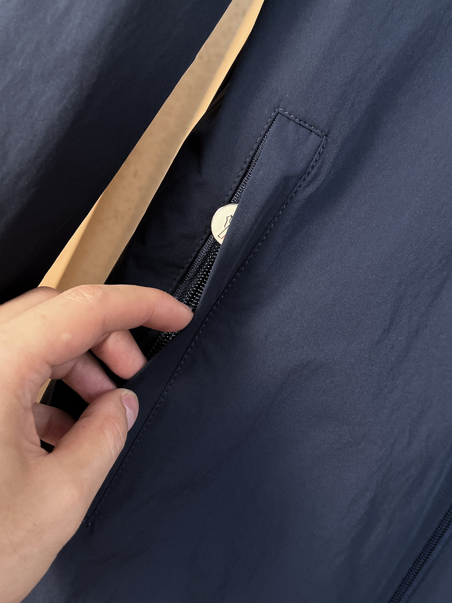 套装蒙口 上新🈺25ss运动套装尼龙风衣➕卫裤 现货秒发本款运动衫为轻盈科技面料全幅压印图案，注入动感气