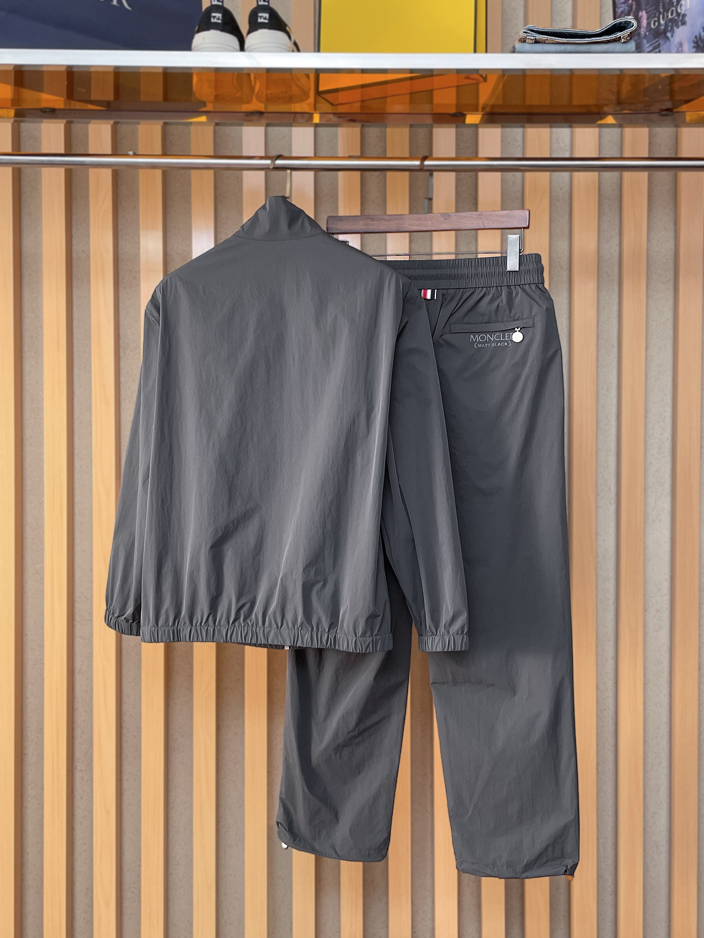 套装蒙口 上新🈺25ss运动套装尼龙风衣➕卫裤 现货秒发本款运动衫为轻盈科技面料全幅压印图案，注入动感气