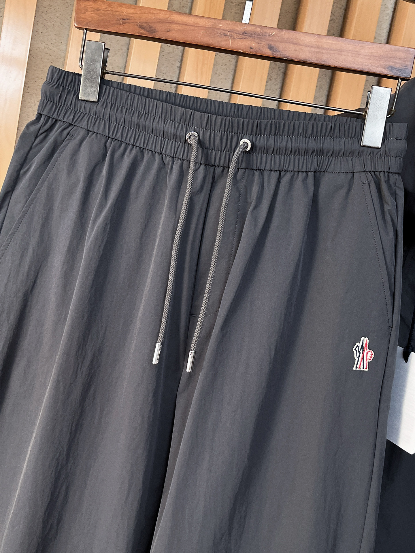 套装蒙口 上新🈺25ss运动套装尼龙风衣➕卫裤 现货秒发本款运动衫为轻盈科技面料全幅压印图案，注入动感气