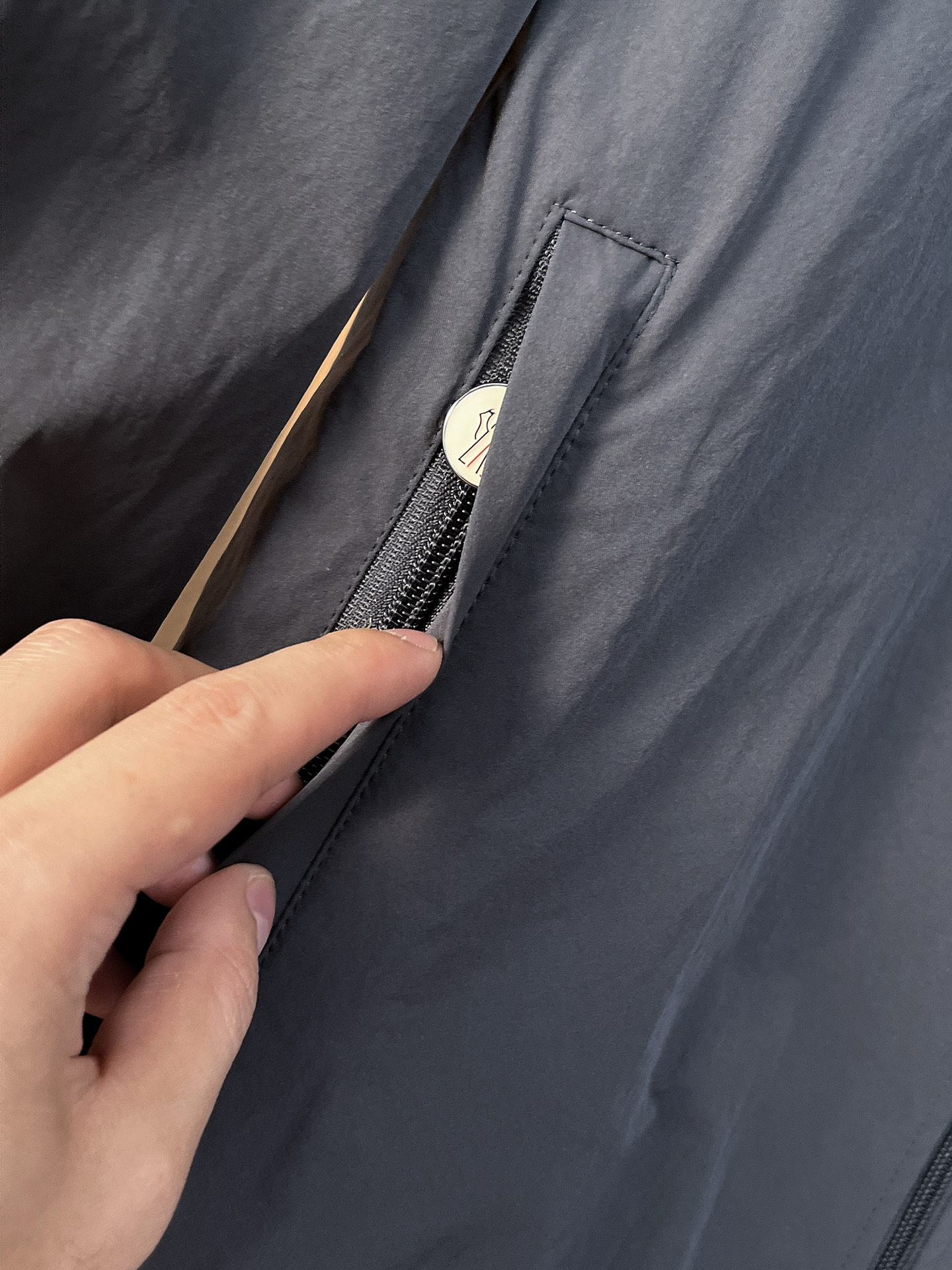 套装蒙口 上新🈺25ss运动套装尼龙风衣➕卫裤 现货秒发本款运动衫为轻盈科技面料全幅压印图案，注入动感气