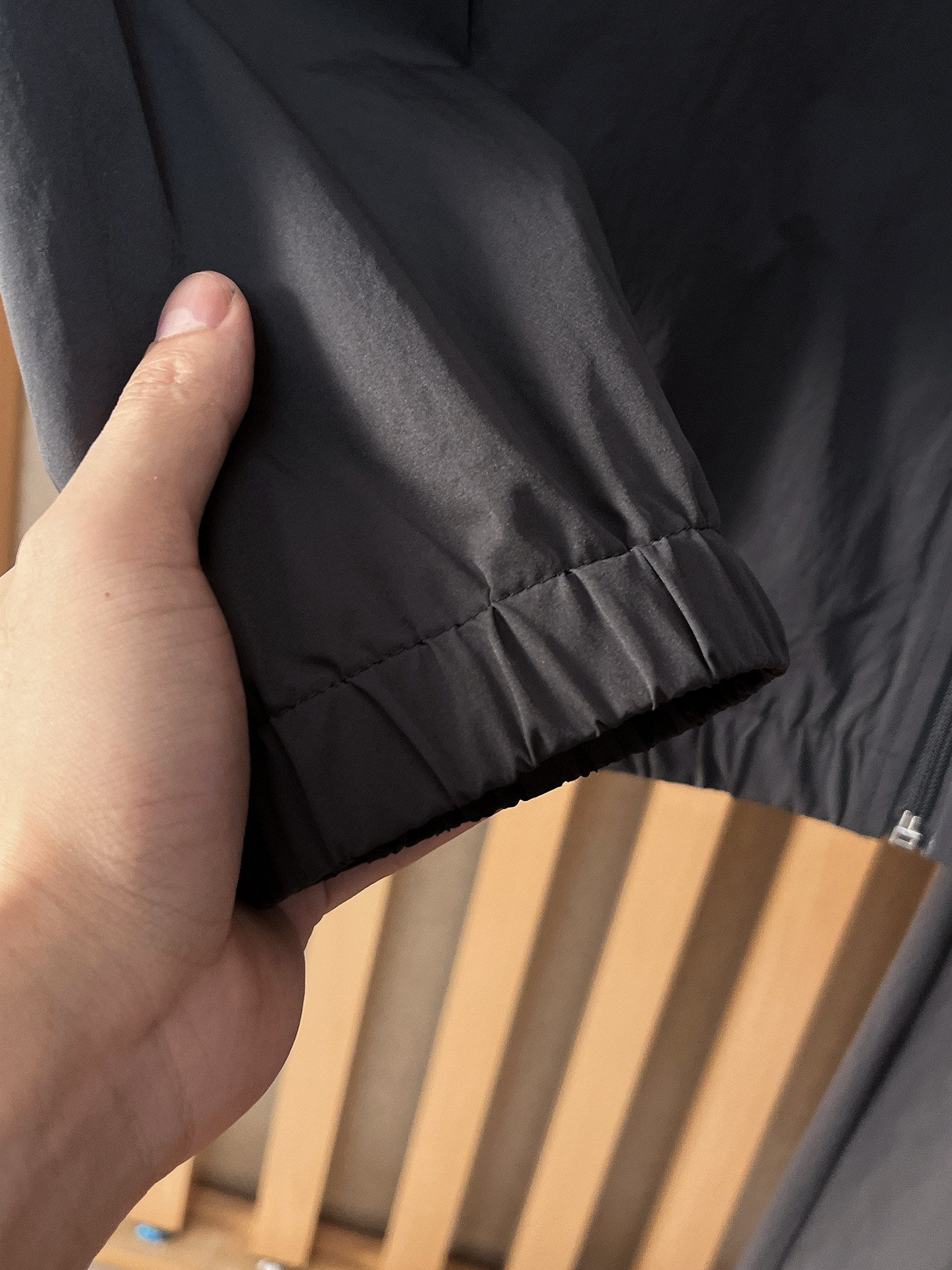 套装蒙口 上新🈺25ss运动套装尼龙风衣➕卫裤 现货秒发本款运动衫为轻盈科技面料全幅压印图案，注入动感气