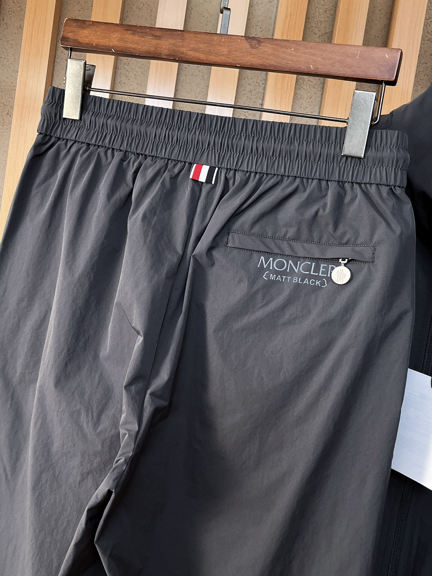 套装蒙口 上新🈺25ss运动套装尼龙风衣➕卫裤 现货秒发本款运动衫为轻盈科技面料全幅压印图案，注入动感气