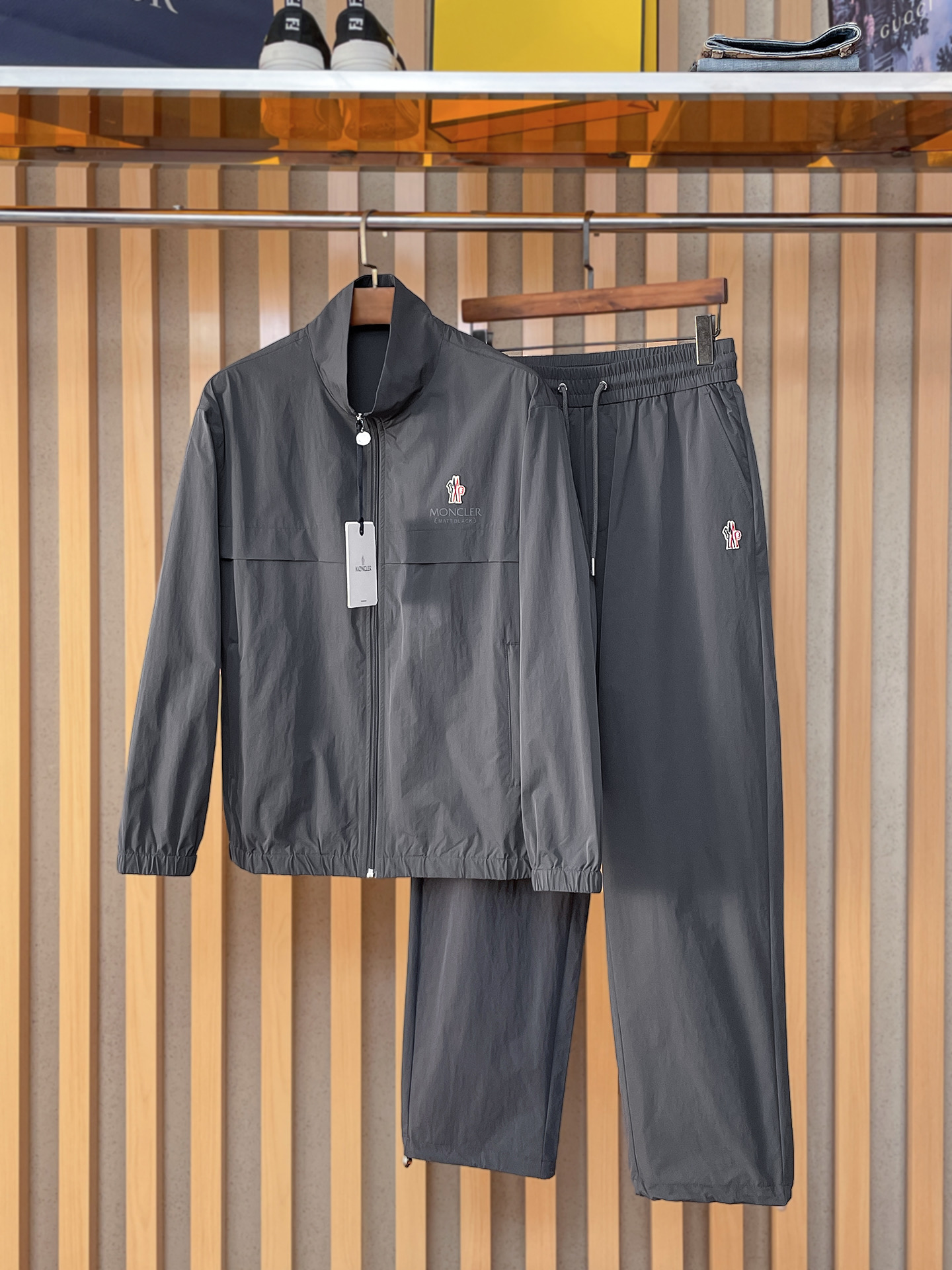 套装蒙口 上新🈺25ss运动套装尼龙风衣➕卫裤 现货秒发本款运动衫为轻盈科技面料全幅压印图案，注入动感气