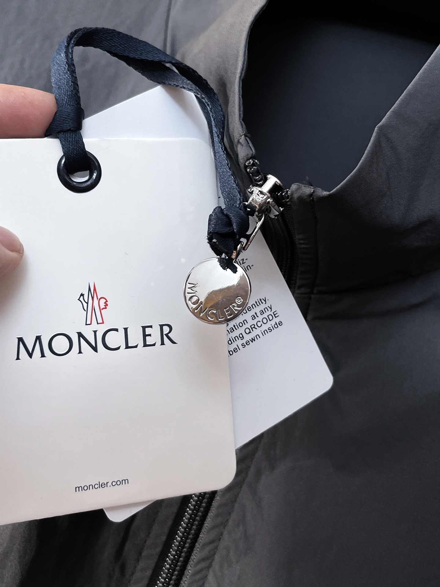 套装蒙口 上新🈺25ss运动套装尼龙风衣➕卫裤 现货秒发本款运动衫为轻盈科技面料全幅压印图案，注入动感气