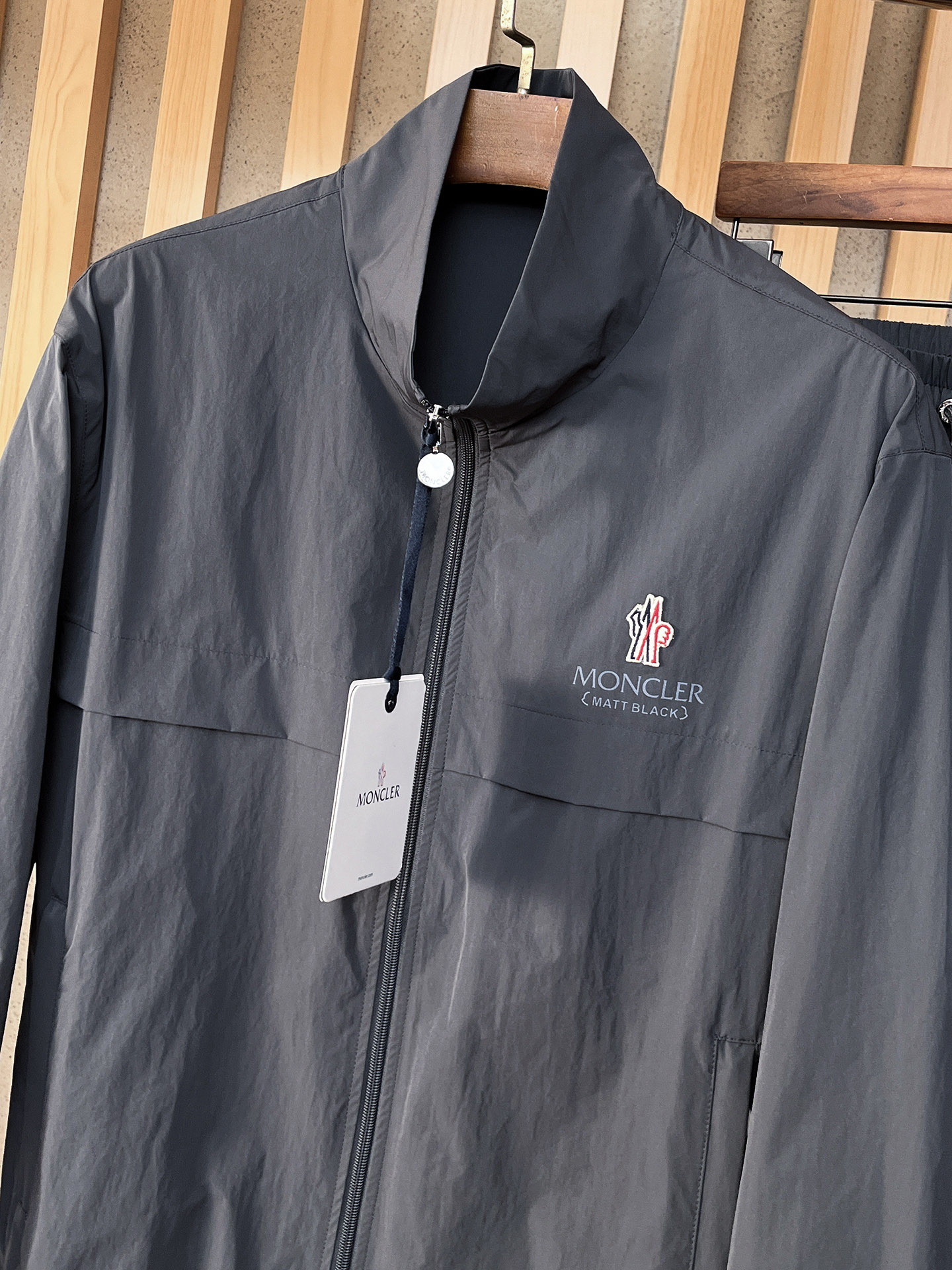 套装蒙口 上新🈺25ss运动套装尼龙风衣➕卫裤 现货秒发本款运动衫为轻盈科技面料全幅压印图案，注入动感气