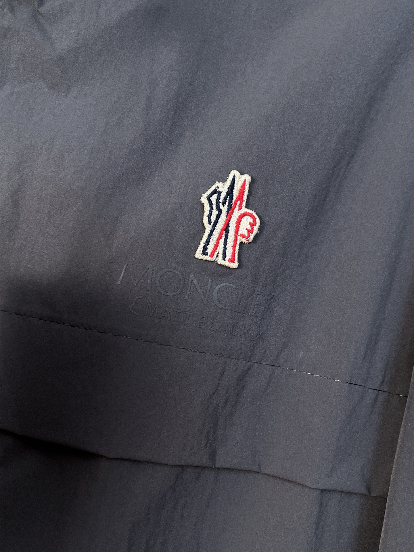 套装蒙口 上新🈺25ss运动套装尼龙风衣➕卫裤 现货秒发本款运动衫为轻盈科技面料全幅压印图案，注入动感气