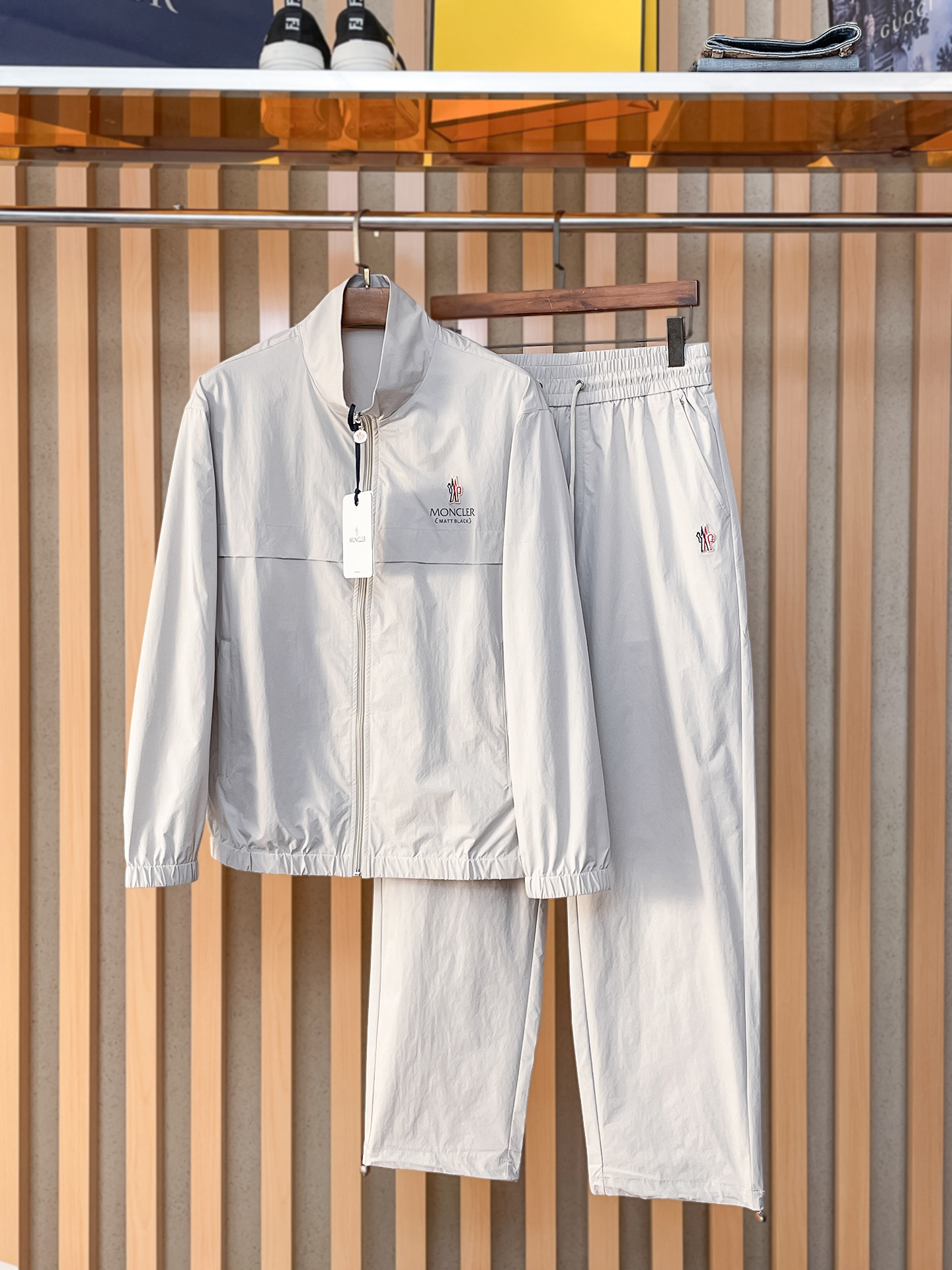 套装蒙口 上新🈺25ss运动套装尼龙风衣➕卫裤 现货秒发本款运动衫为轻盈科技面料全幅压印图案，注入动感气