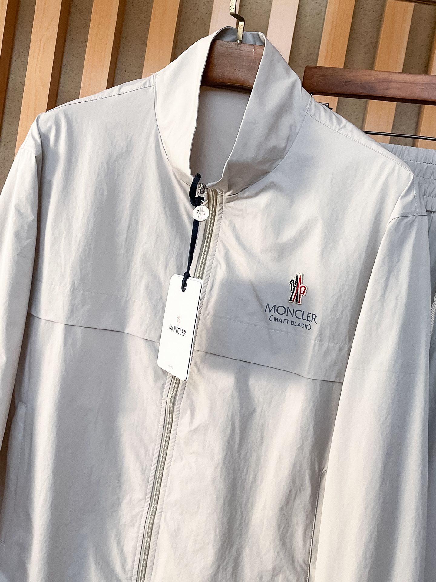 套装蒙口 上新🈺25ss运动套装尼龙风衣➕卫裤 现货秒发本款运动衫为轻盈科技面料全幅压印图案，注入动感气