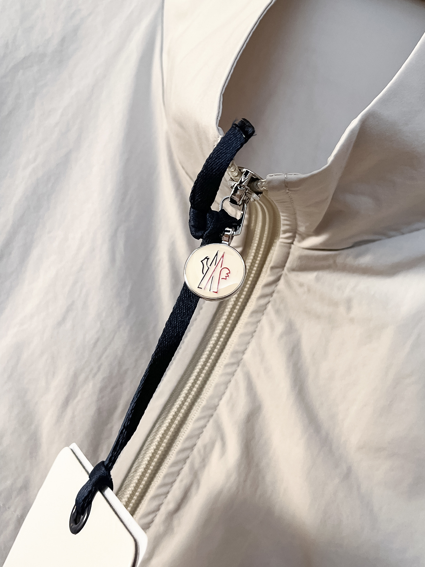 套装蒙口 上新🈺25ss运动套装尼龙风衣➕卫裤 现货秒发本款运动衫为轻盈科技面料全幅压印图案，注入动感气