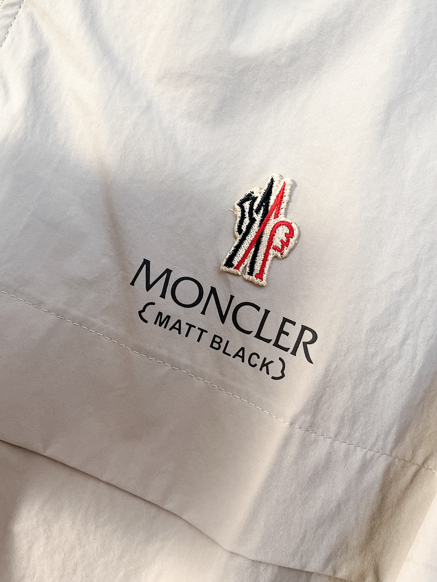 套装蒙口 上新🈺25ss运动套装尼龙风衣➕卫裤 现货秒发本款运动衫为轻盈科技面料全幅压印图案，注入动感气