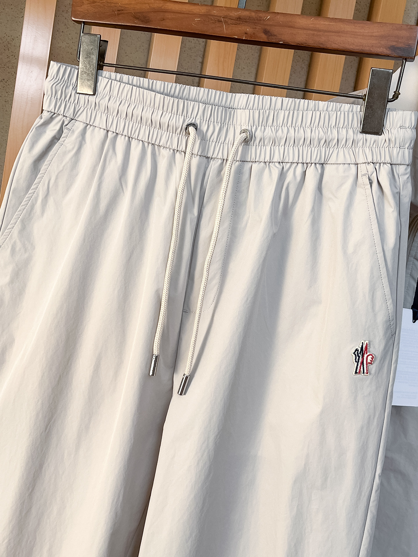 套装蒙口 上新🈺25ss运动套装尼龙风衣➕卫裤 现货秒发本款运动衫为轻盈科技面料全幅压印图案，注入动感气