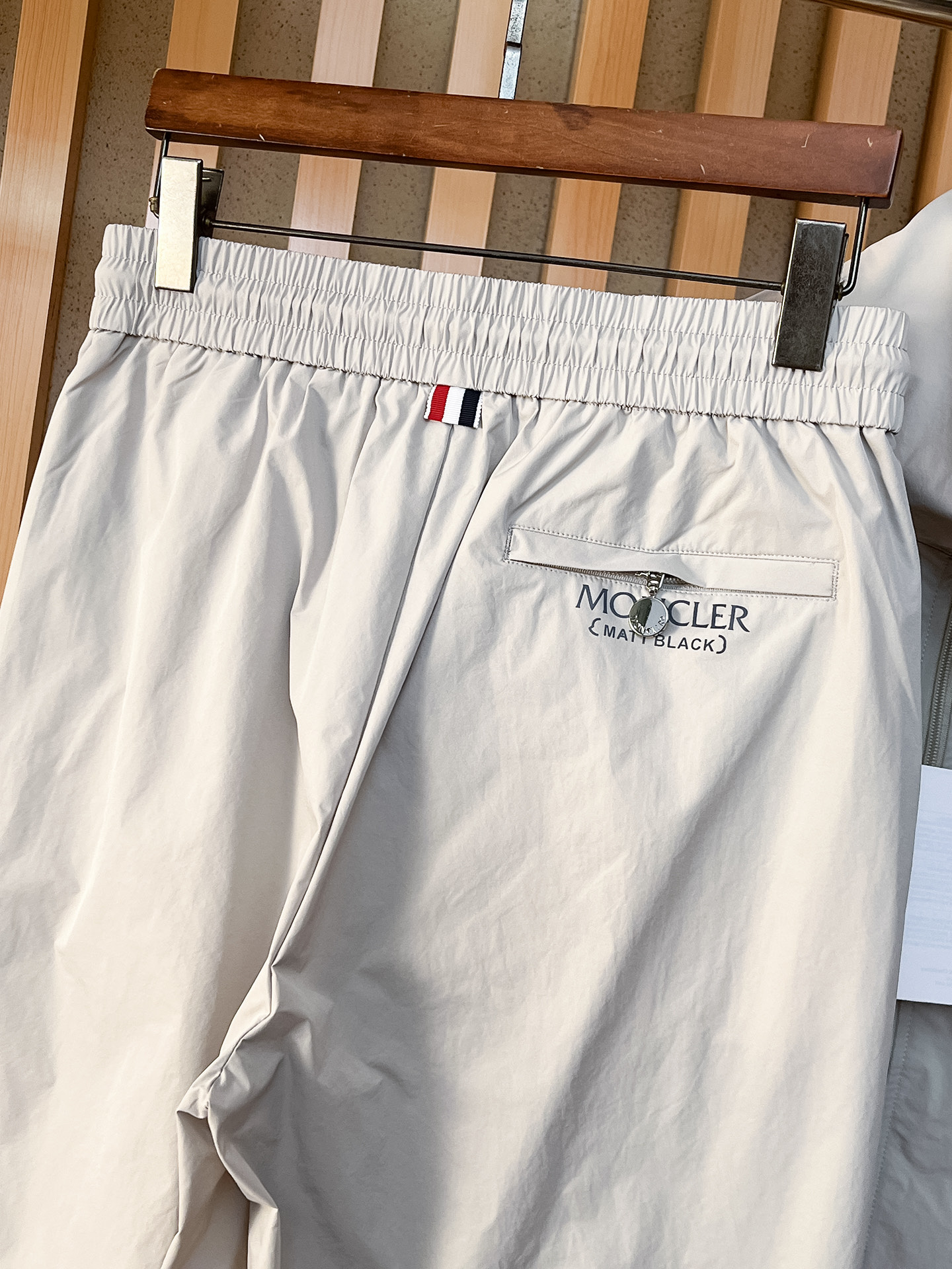 套装蒙口 上新🈺25ss运动套装尼龙风衣➕卫裤 现货秒发本款运动衫为轻盈科技面料全幅压印图案，注入动感气