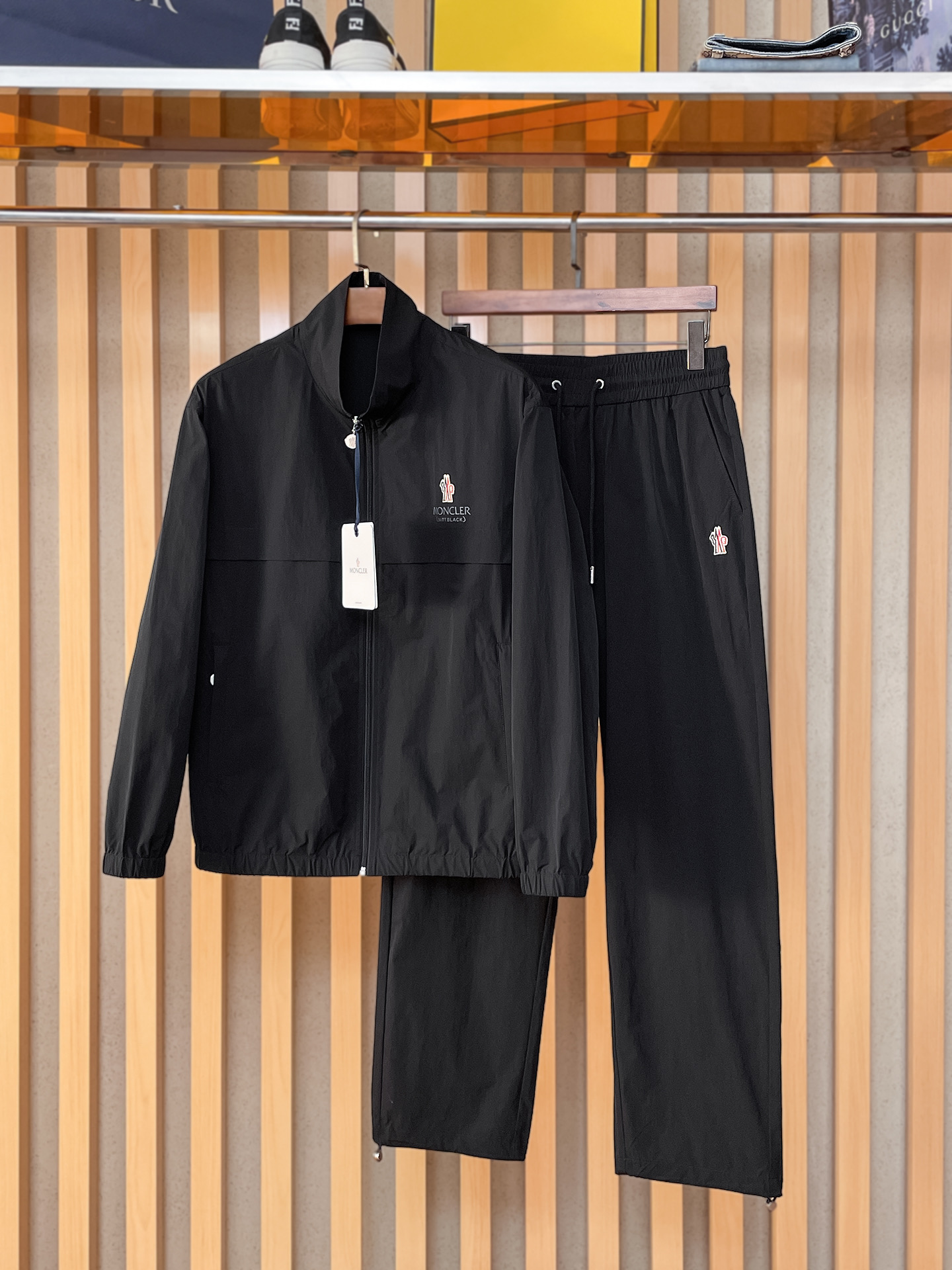 套装蒙口 上新🈺25ss运动套装尼龙风衣➕卫裤 现货秒发本款运动衫为轻盈科技面料全幅压印图案，注入动感气