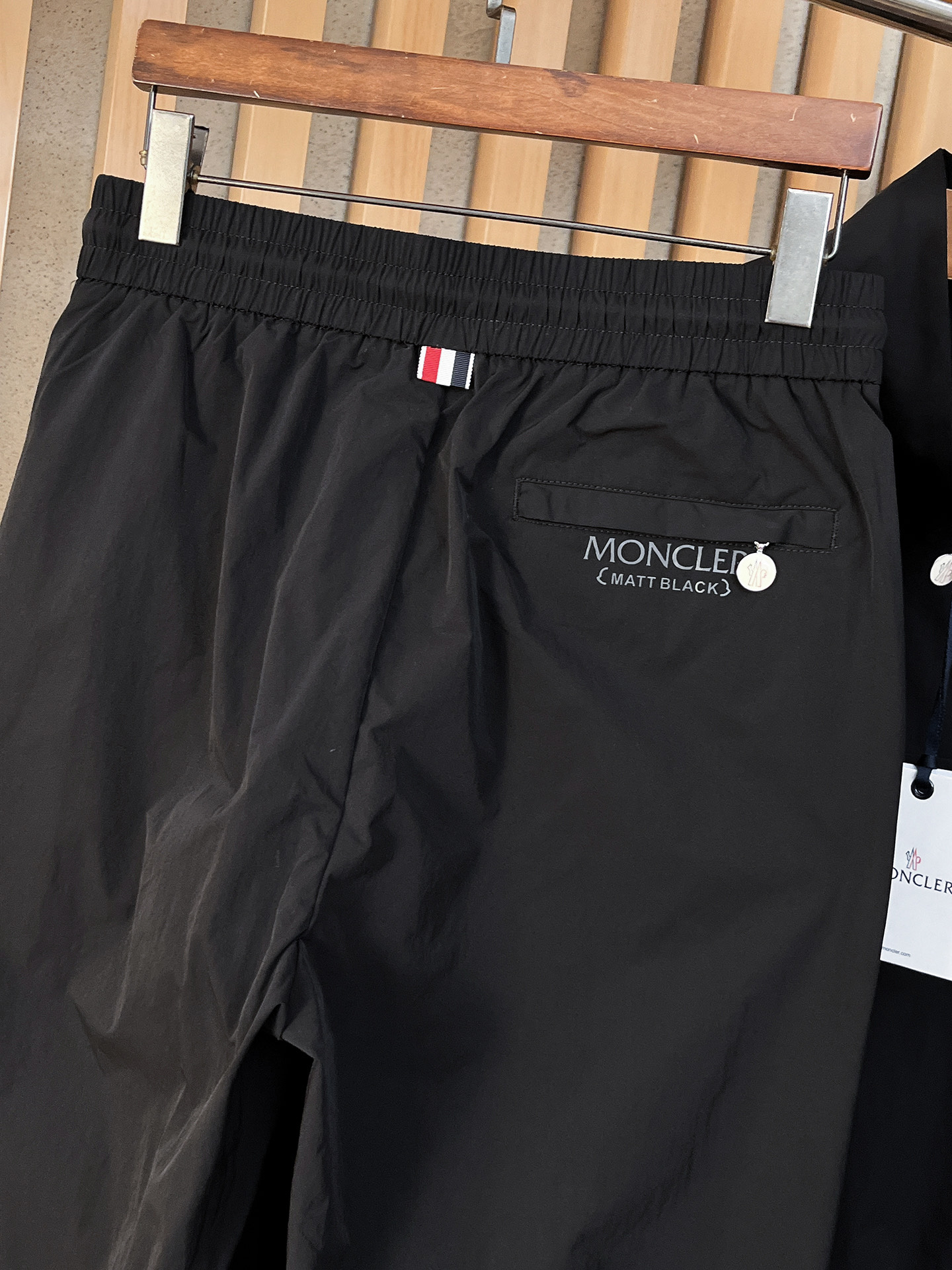 套装蒙口 上新🈺25ss运动套装尼龙风衣➕卫裤 现货秒发本款运动衫为轻盈科技面料全幅压印图案，注入动感气