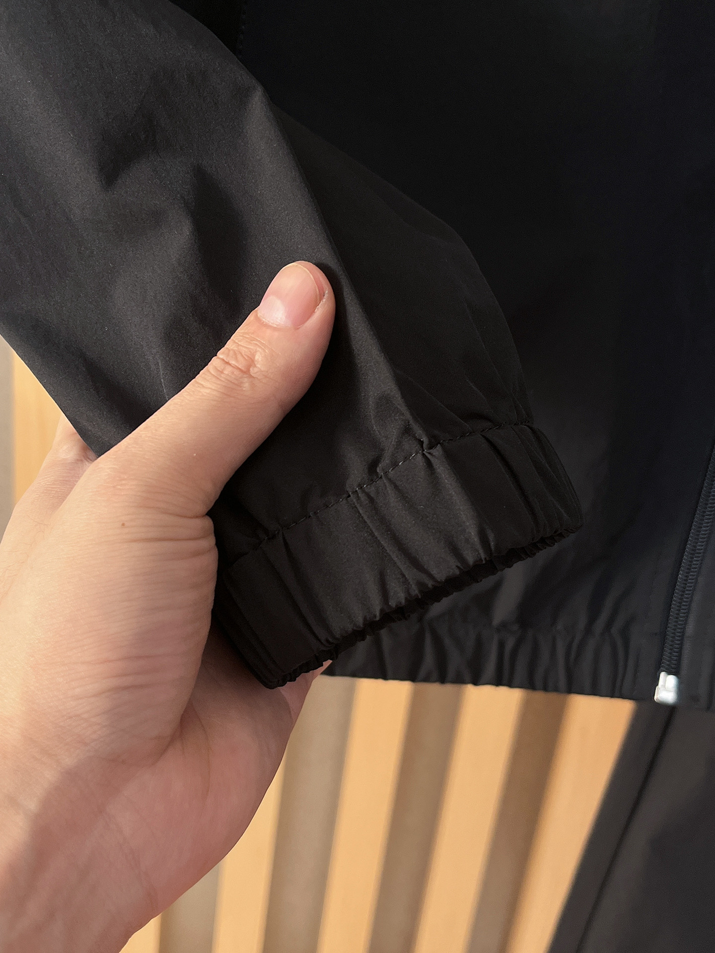 套装蒙口 上新🈺25ss运动套装尼龙风衣➕卫裤 现货秒发本款运动衫为轻盈科技面料全幅压印图案，注入动感气